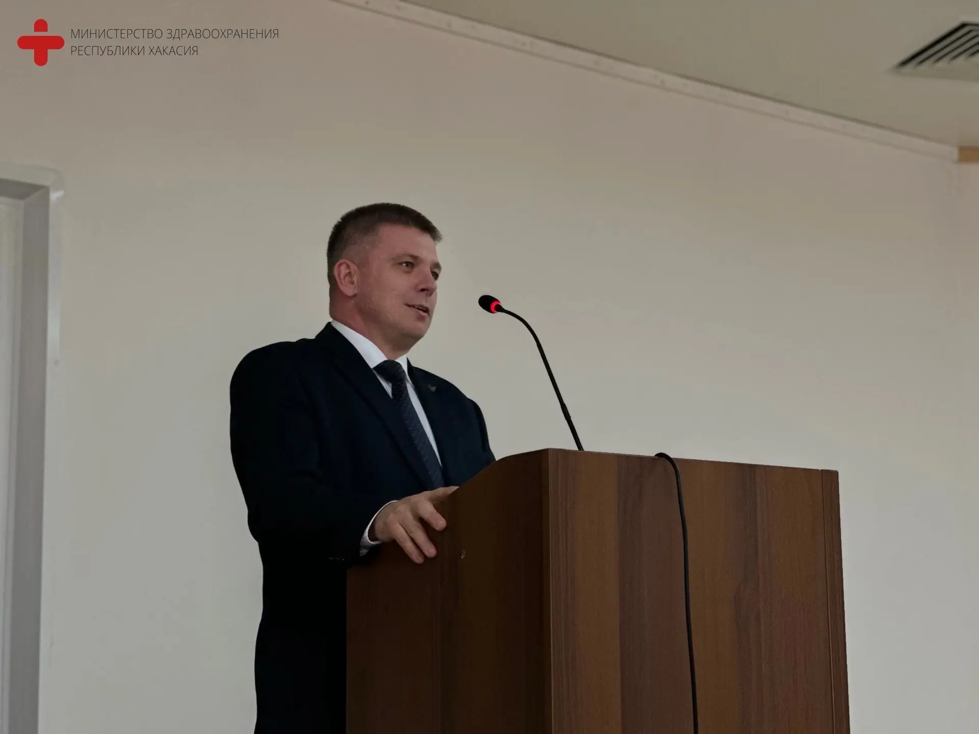 👨‍⚕️👩‍⚕️Преемственность поколений: ветераны главной больницы республики посвятили в п...