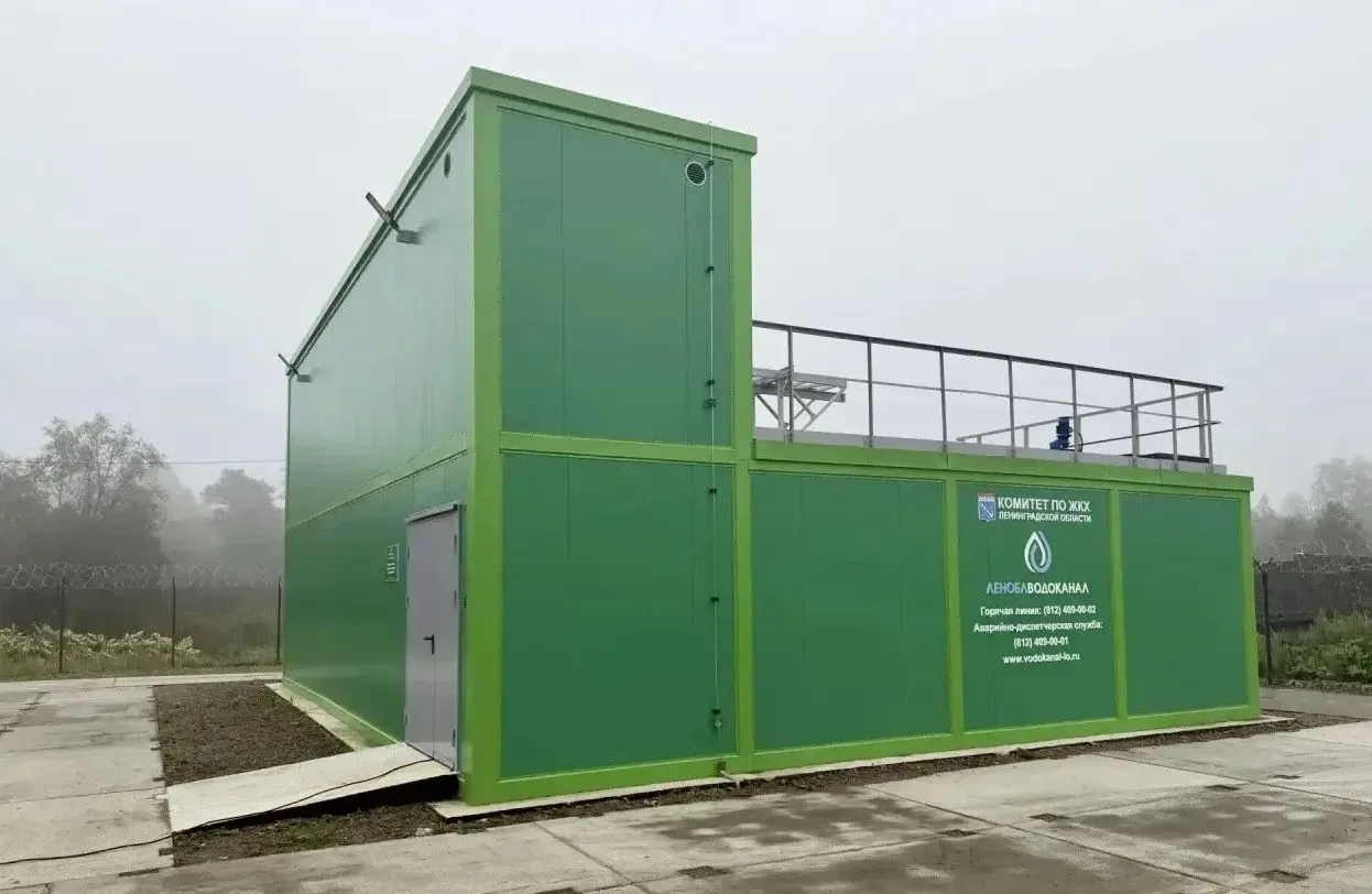 В деревне Новоселье Сланцевского района ввели в эксплуатацию новую модульную станцию оч...