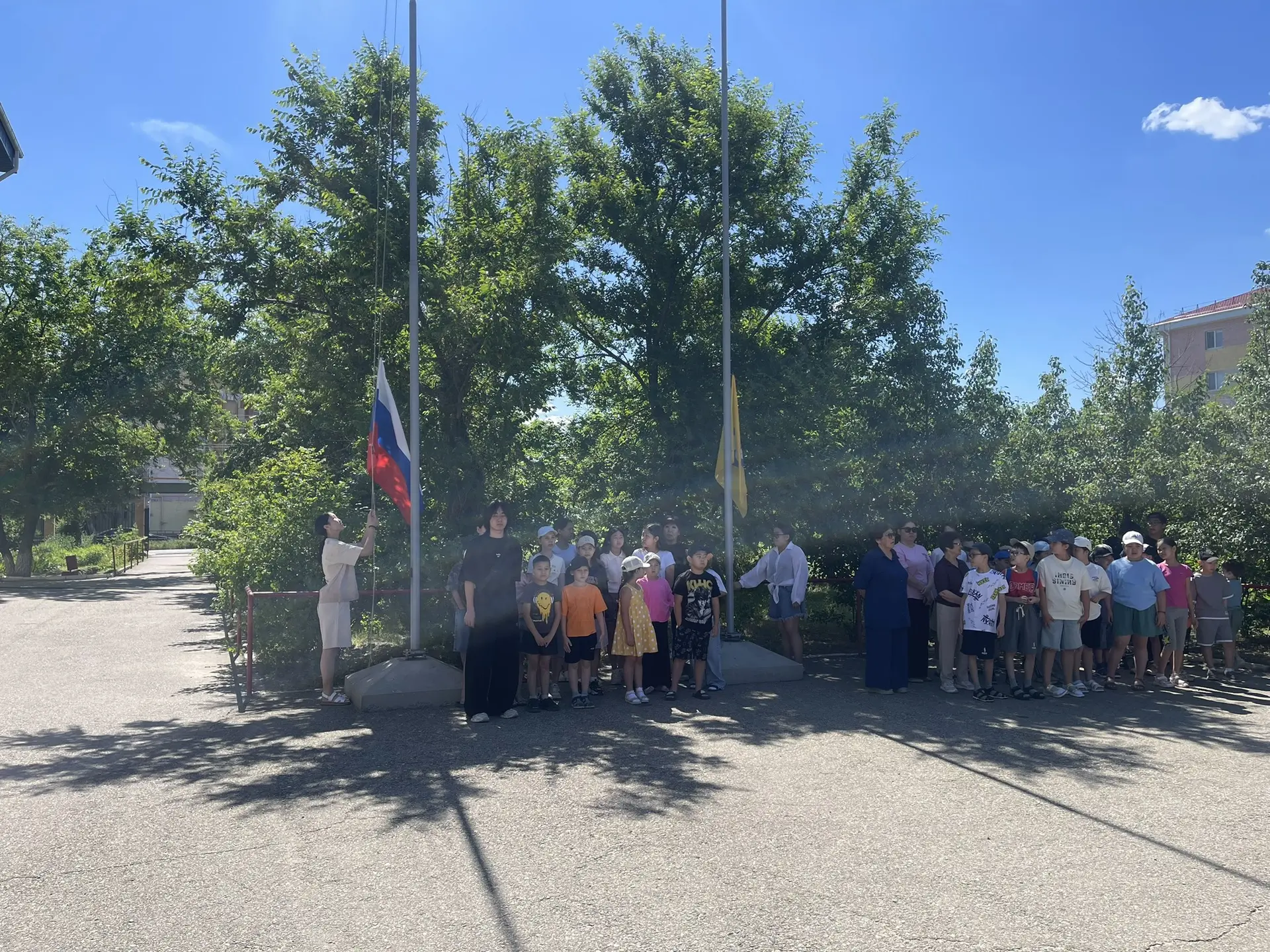 Летний лагерь в школе стартовал! ☀️

Вчера во дворе нашей школы состоялось торжественное открытие ле
