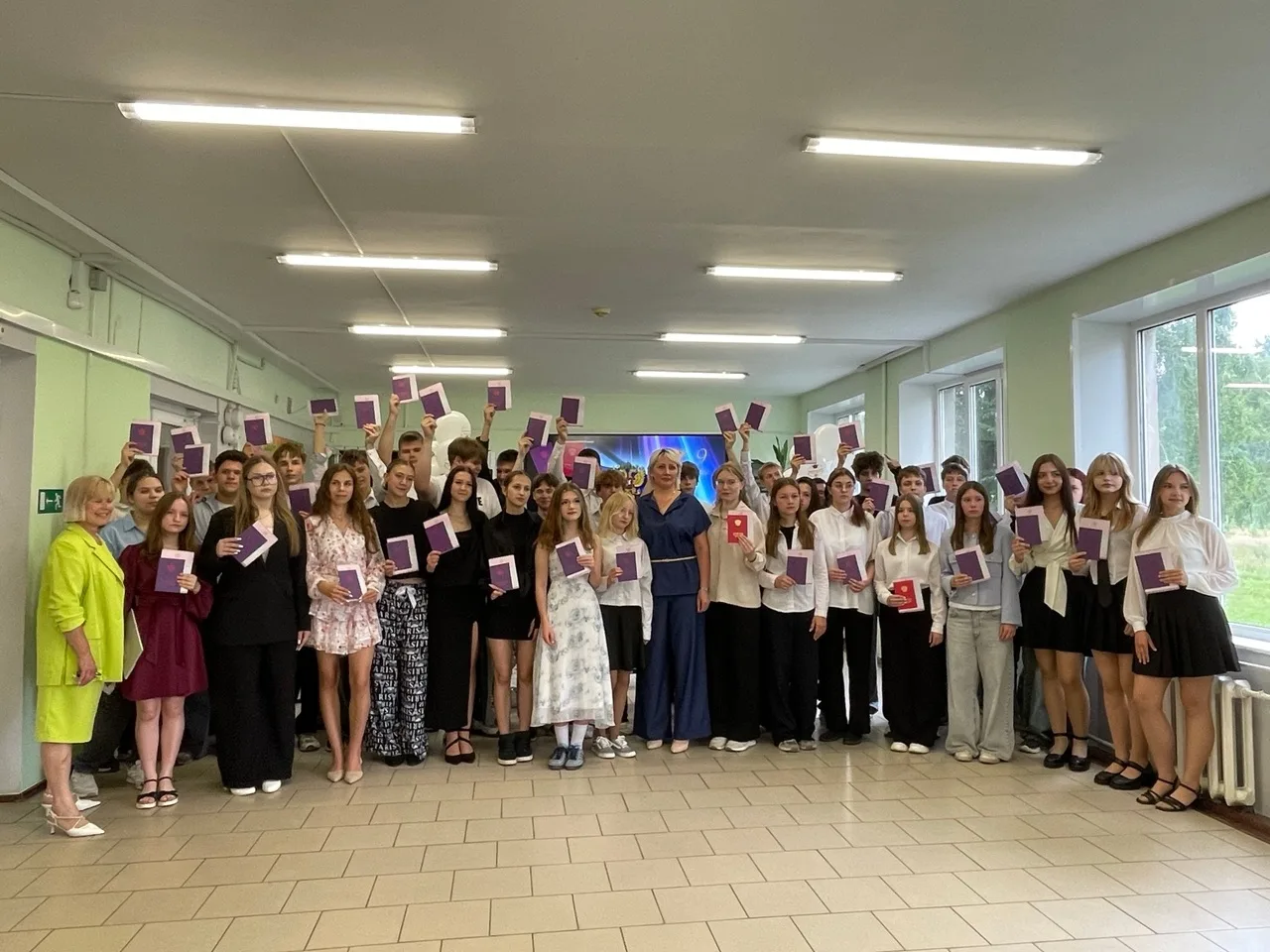 🎉 Сегодня в нашей школе состоялось торжественное вручение аттестатов об основном общем образовании 