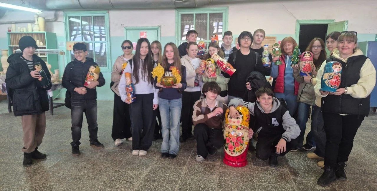 🎨 Путешествие в город золотой хохломы 🎨  Ученики 7 «Л» класса Школы 176 вместе с классным руководите