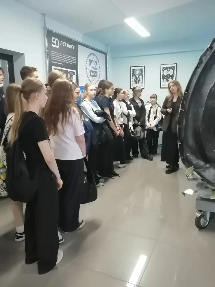 Сегодня обучающиеся 7 Б класса посетили музей АмГУ. Ребята познакомились с экспозициями, узнали инте