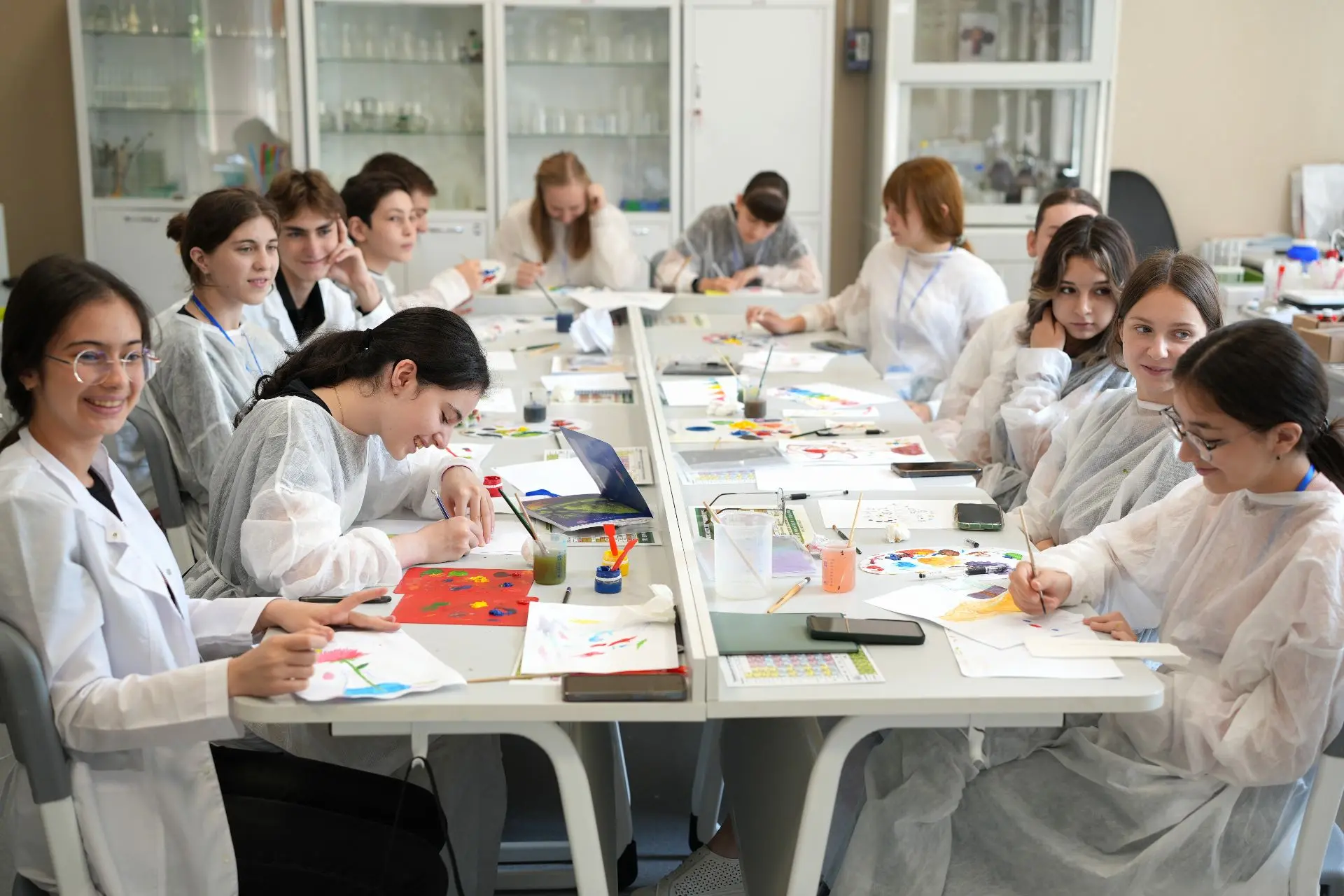 🎨 Химия цвета сегодня раскрылась с новой стороны

Утро участников интенсива началось с лекции о хим