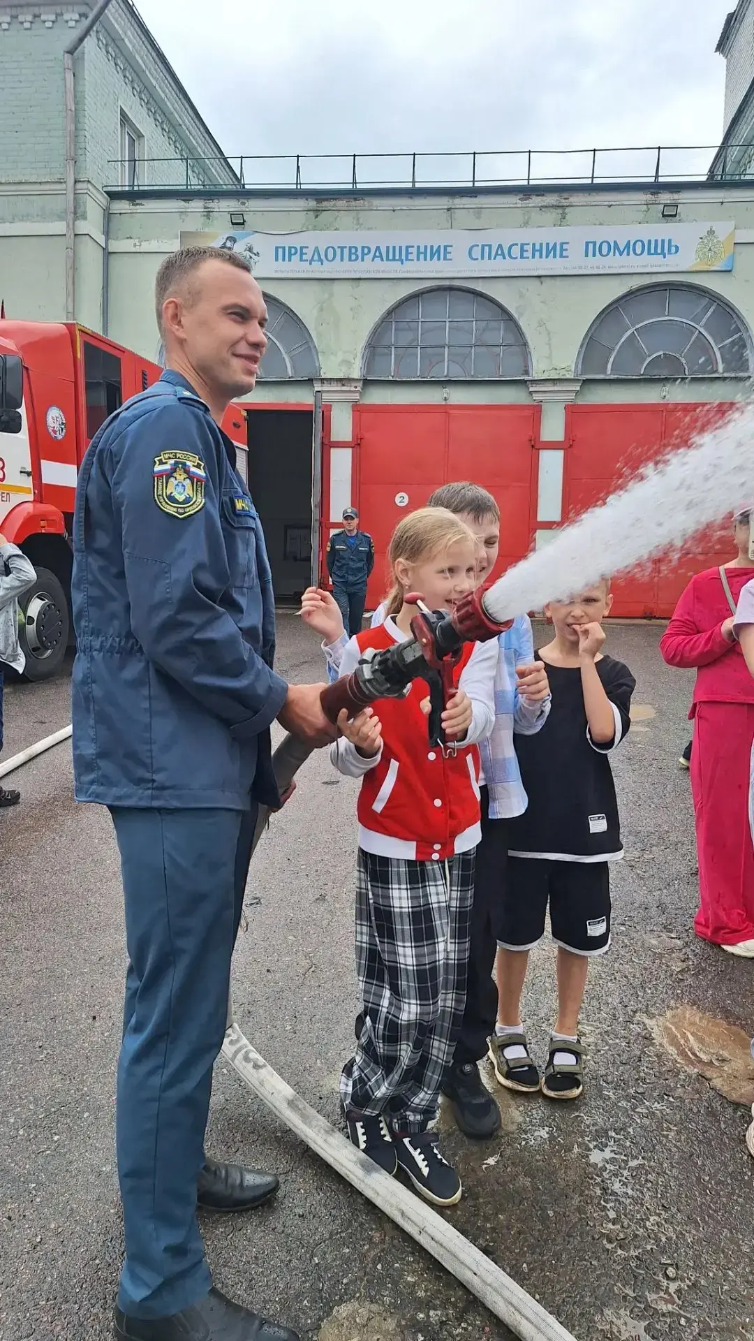 «Спасатели, вперед!»: 3 отряд покорил Пожарную часть! 🚒✨

Вчерашний день для 3 отряда пришкольного 
