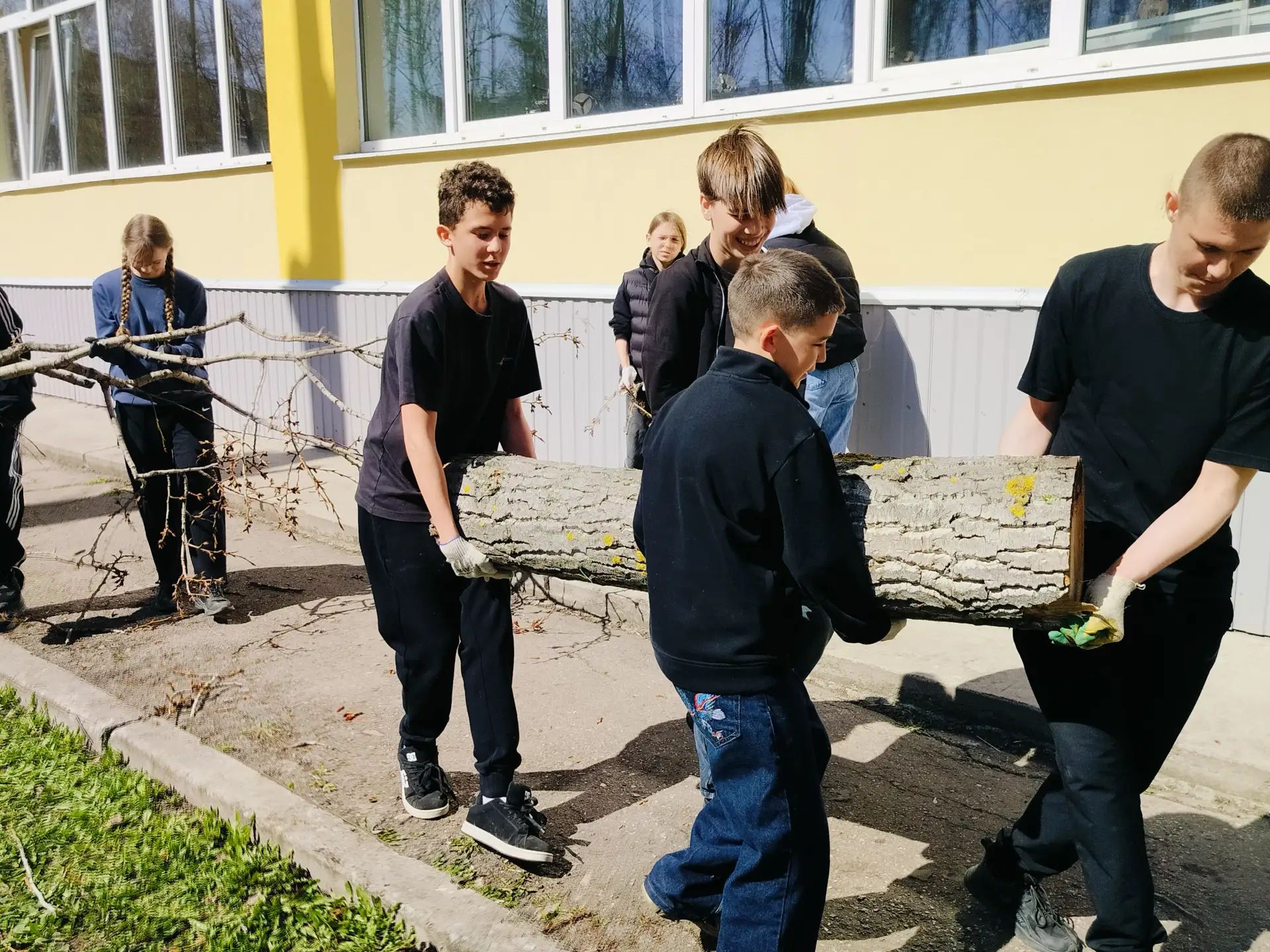 Потрудились на славу!..  В пятницу, 17 апреля, ученики и педагоги нашей школы провели «субботник» на