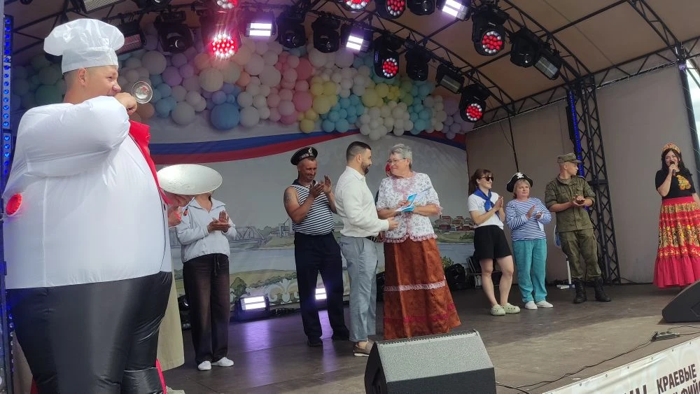 Награждение на фестивале ухи. Позже расскажем о номинациях и победителях