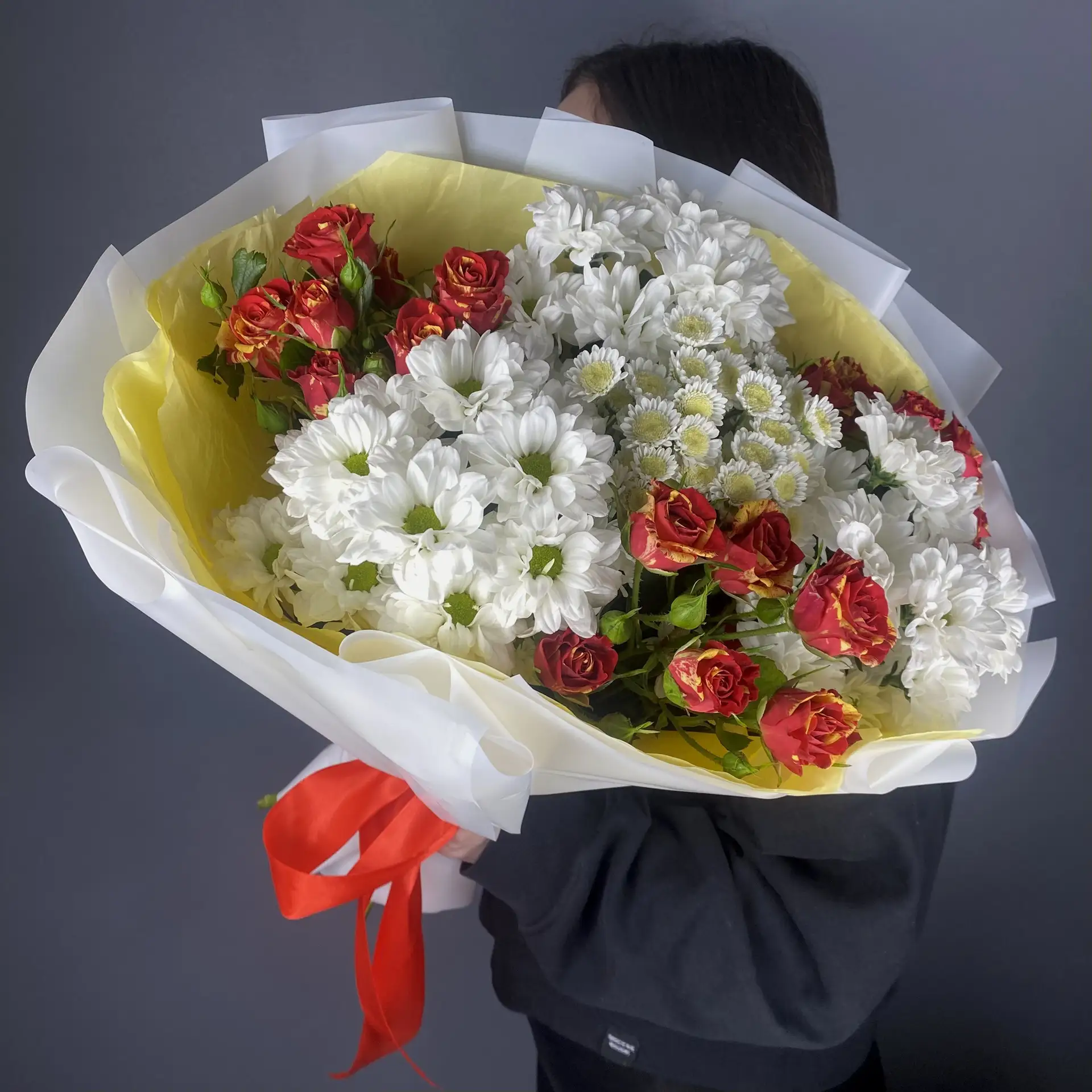 ✨ «Солнечные искры»: Эффектный контраст огненных роз и белоснежного облака! 💛🔴