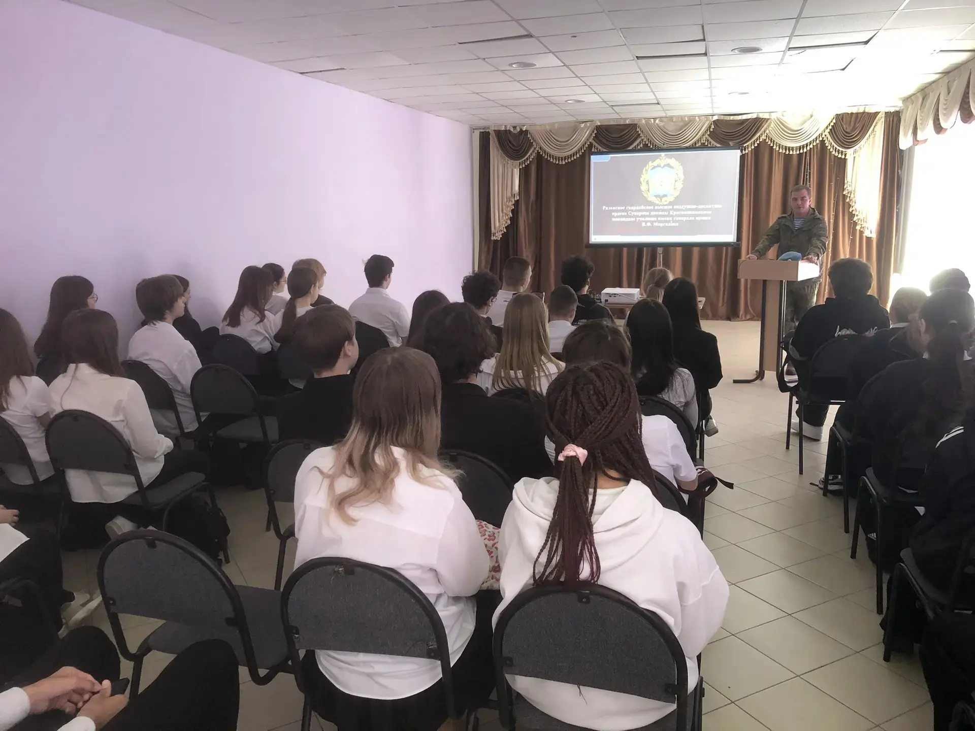 Сегодня в нашей школе прошёл настоящий Урок Мужества.  В гостях у учащихся старших классов побывал о