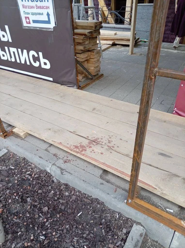 В центре Красноярска актёр из Кургана получил травмы из-за падения металлической трубы ...