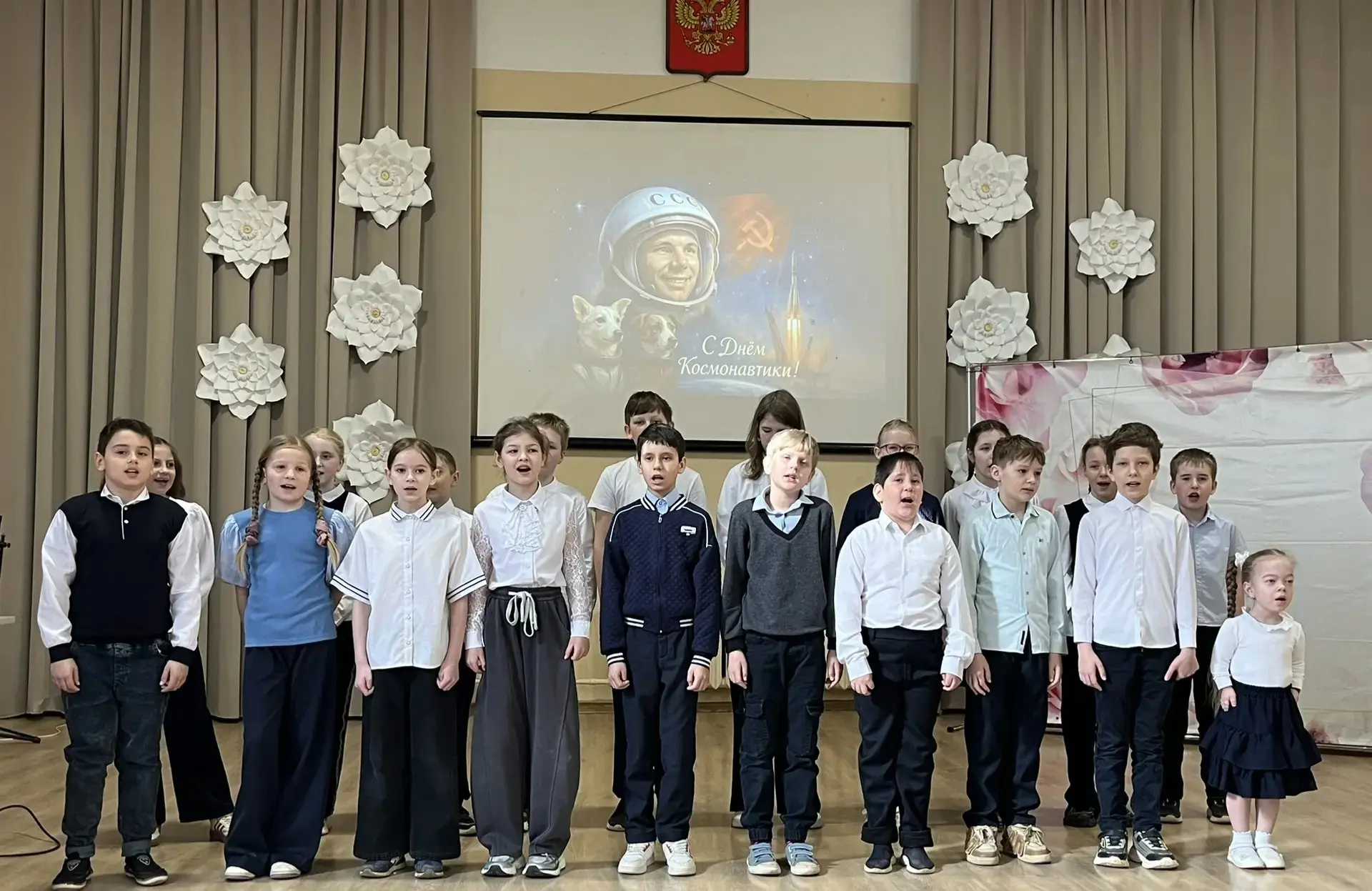 🚀 В  Центре образования «Борисоглебская школа №1» прошел праздничный концерт, посвященный Дню космон