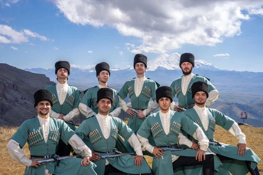 Два Эльбруса в одном кадре 🏔️