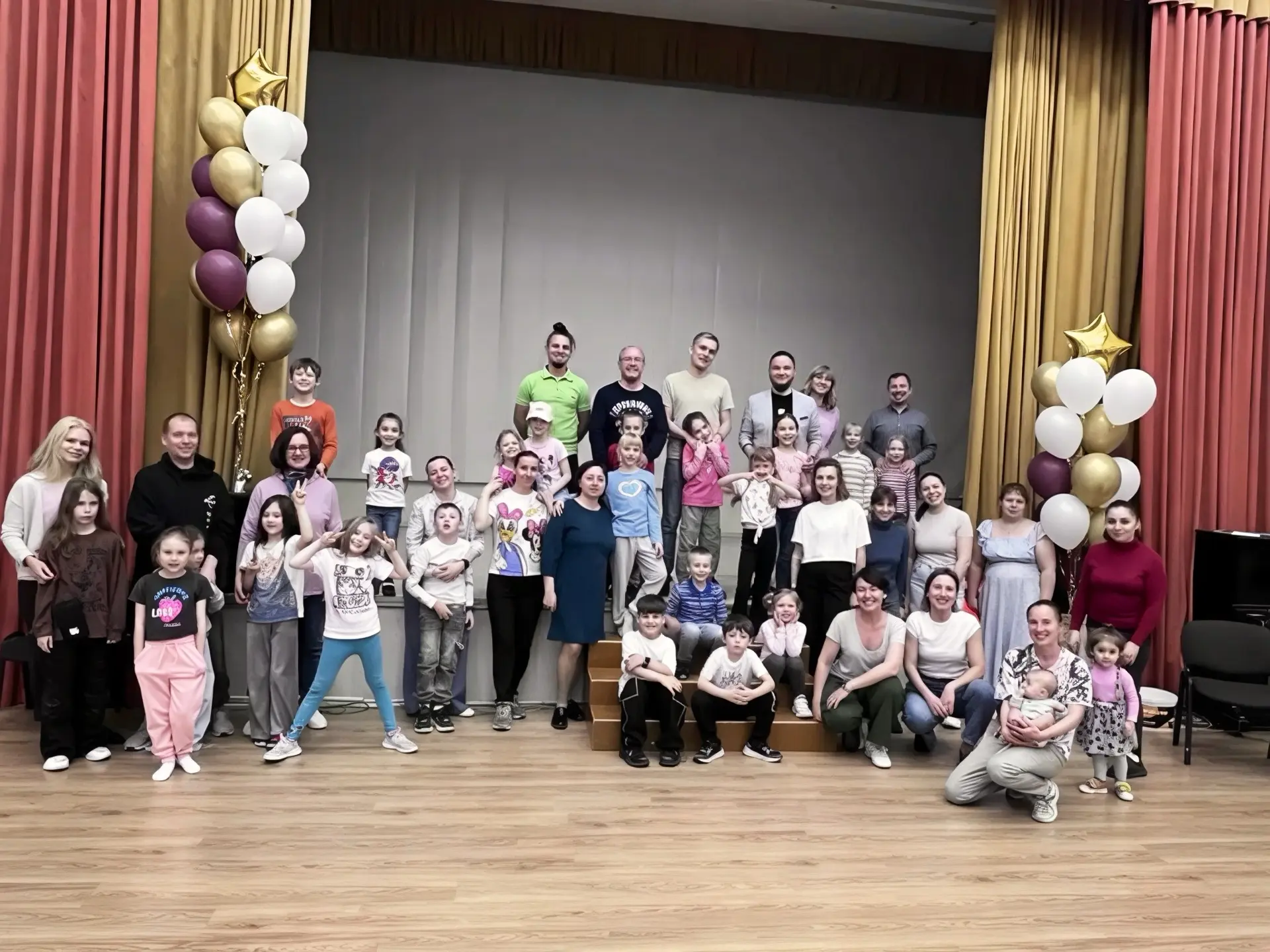 Итоги года в театральной студии: родители и дети на одной сцене 🎭

В этом учебном году театральная 