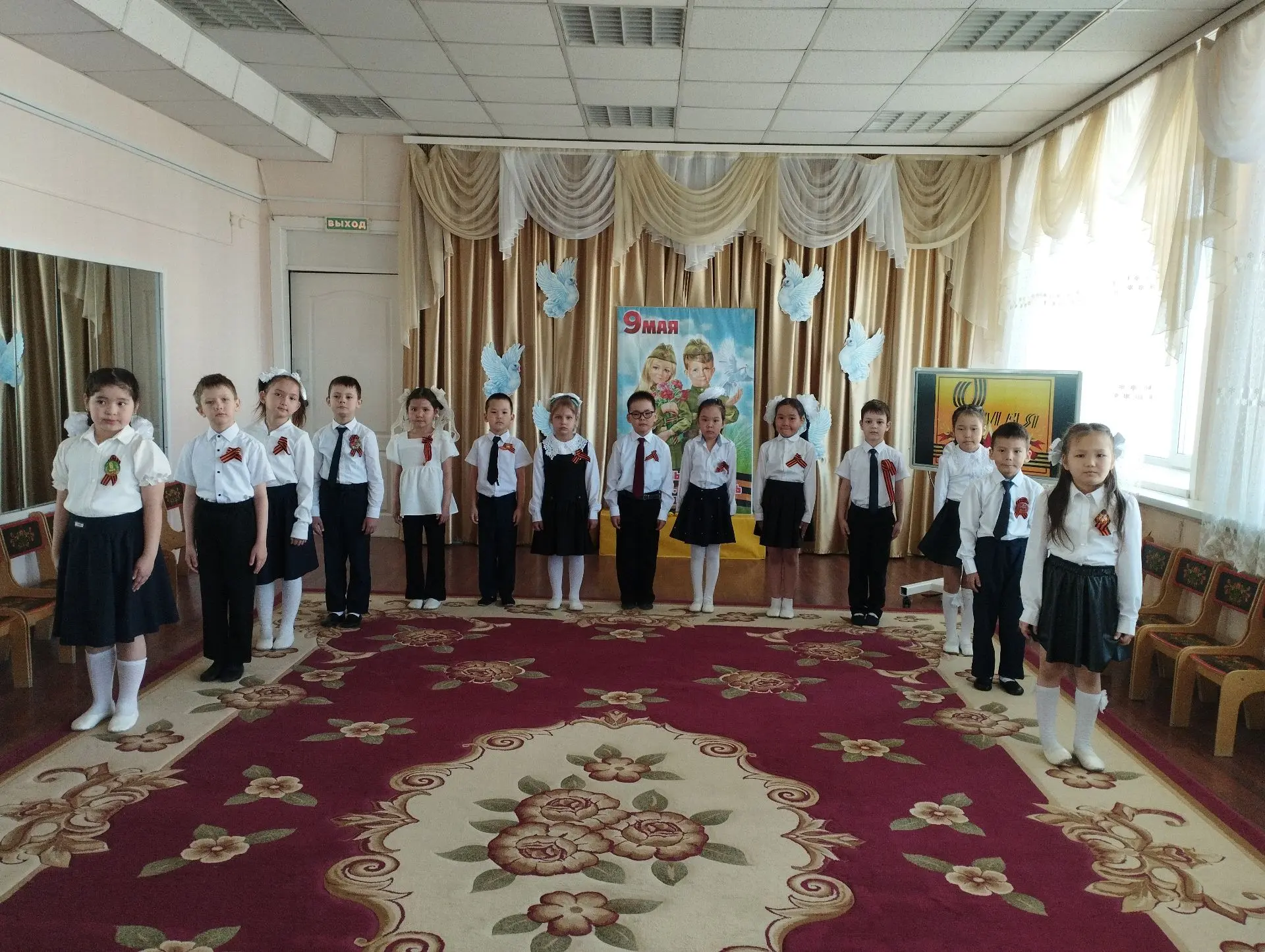 В старших и подготовительных группах были проведены тематические занятия, посвящённые Д...