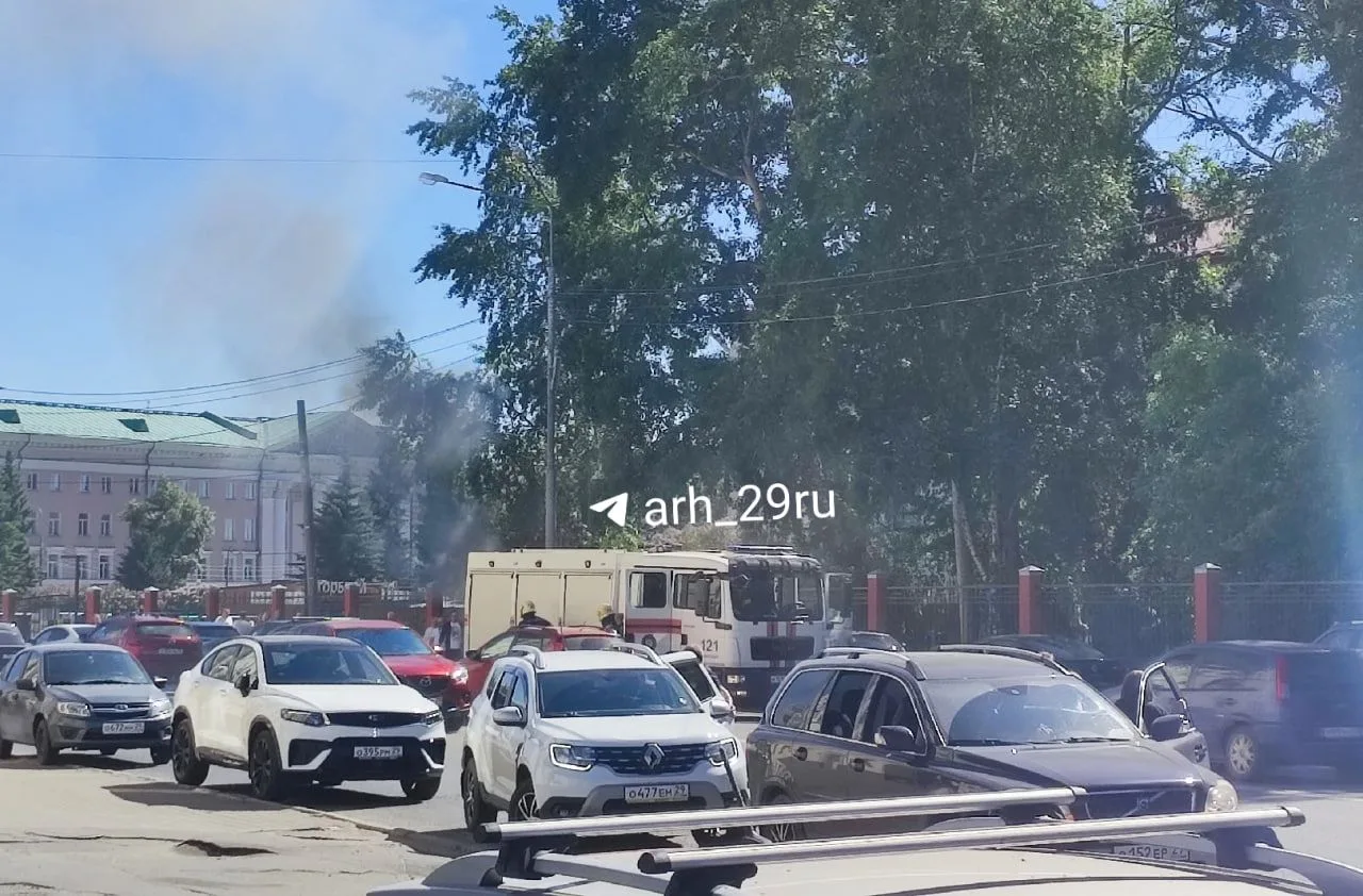 В центре Архангельска загорелся припаркованный автомобиль. Его тушат на Троицком проспекте, возле Пе
