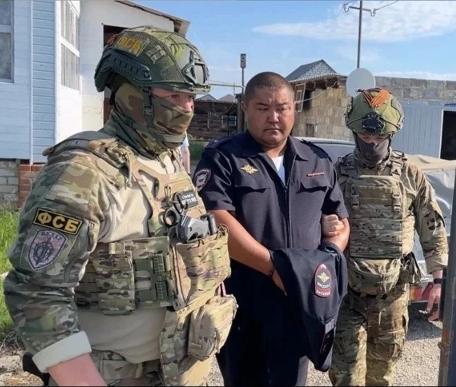 🚨 Майора полиции из Чесменского района задержали за превышение полномочий  Сотрудники ФСБ совместно 