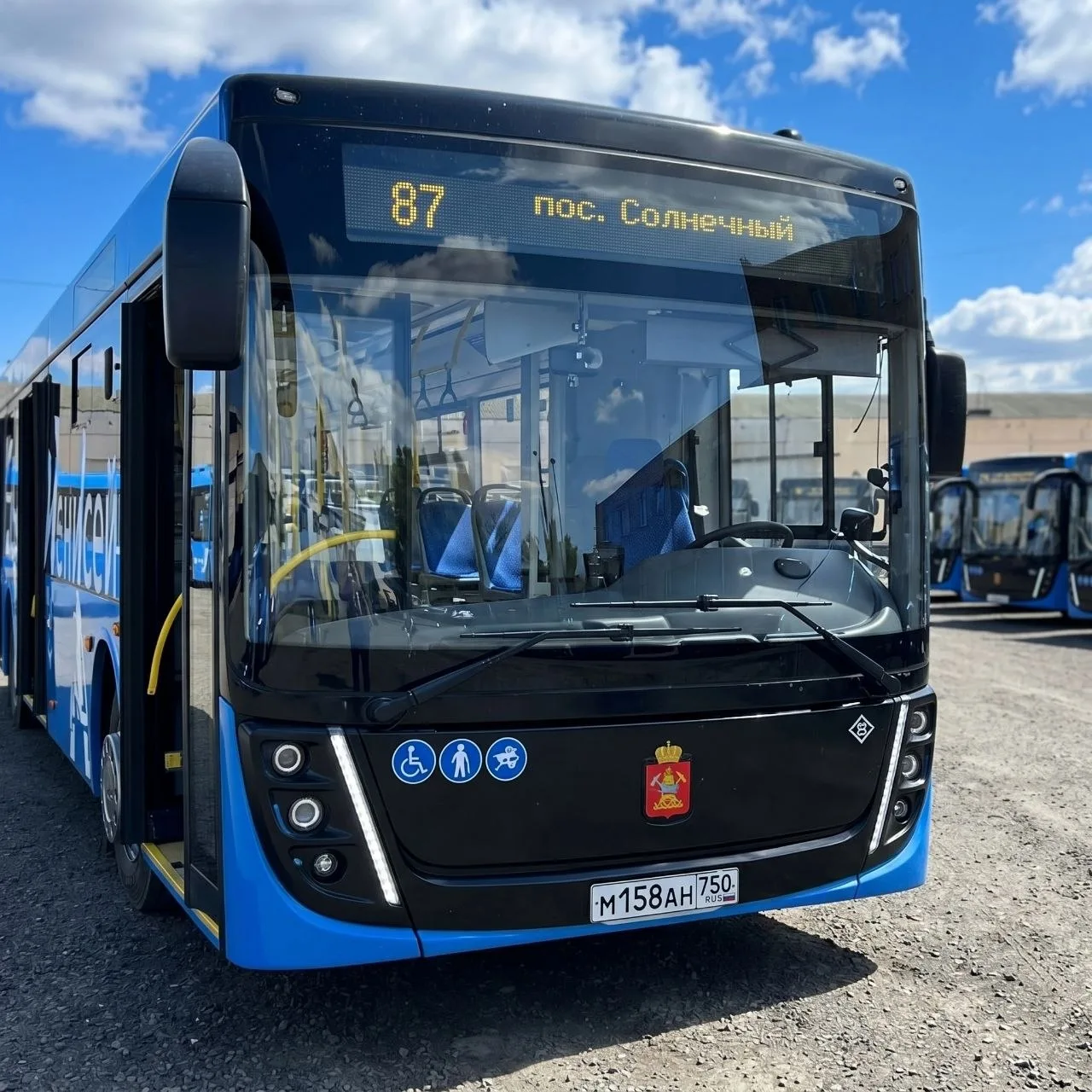 55 новых газовых автобусов вышли на улицы Красноярска 

Они задействованы на маршрутах через густона