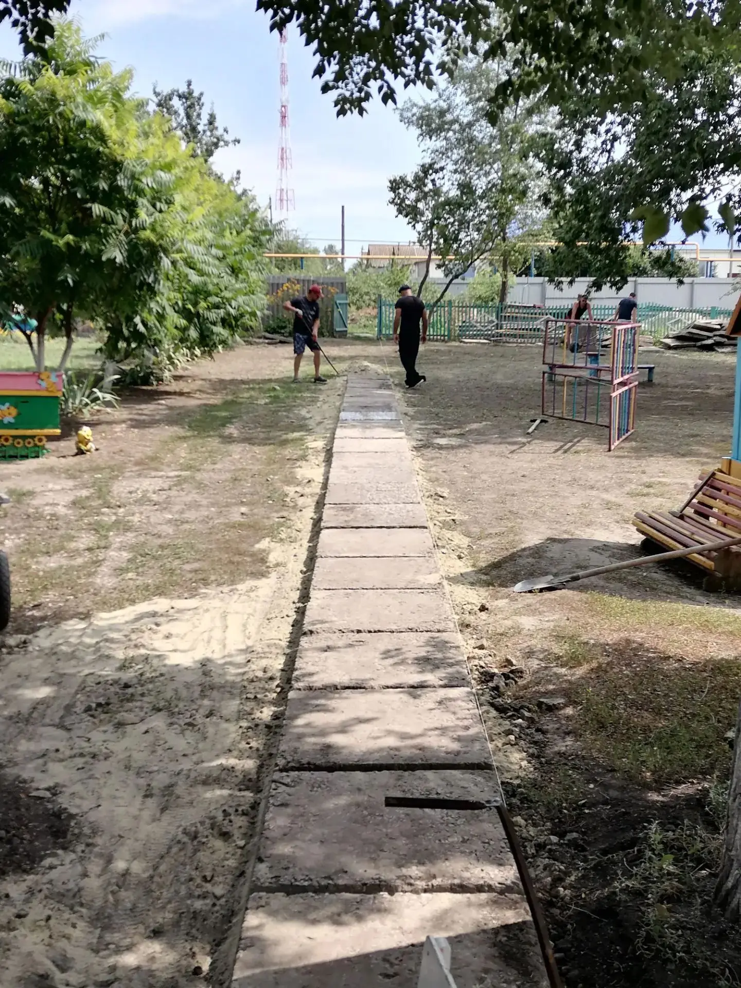 Такая дорожка появилась на участке у наших ребят,благодаря силе,заботе и добрым сердцам...