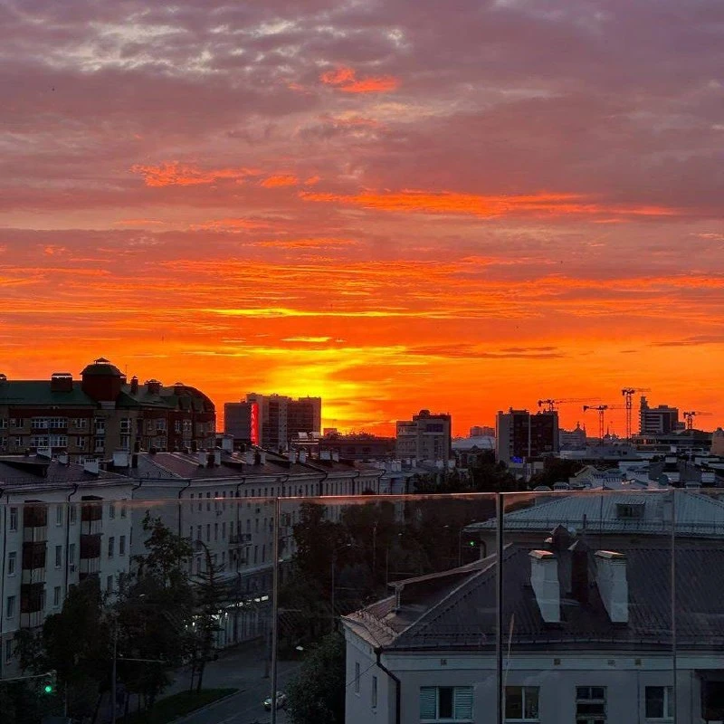 🌆 В Казани сентябрьские вечера радуют небом — закаты в это время особенно красивые.