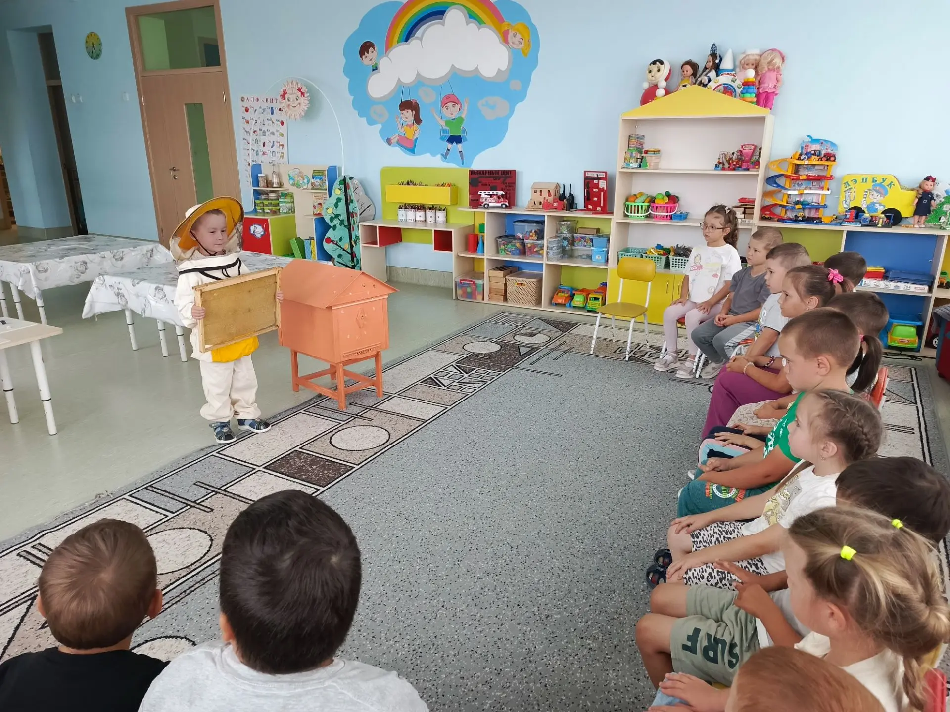«Мир профессий» — знакомство с профессией «пчеловод».