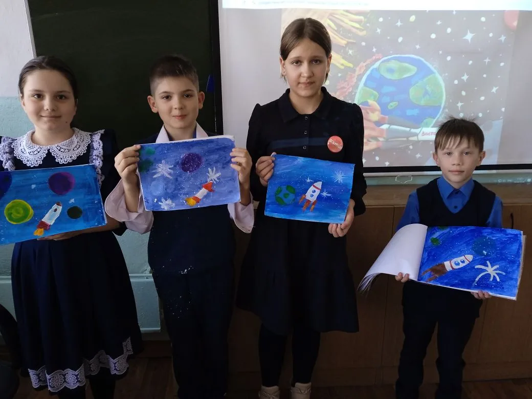 Учащиеся 4" Б" класса активно принимают участие в Неделе космонавтики.  На уроке ИЗО рисовали космос