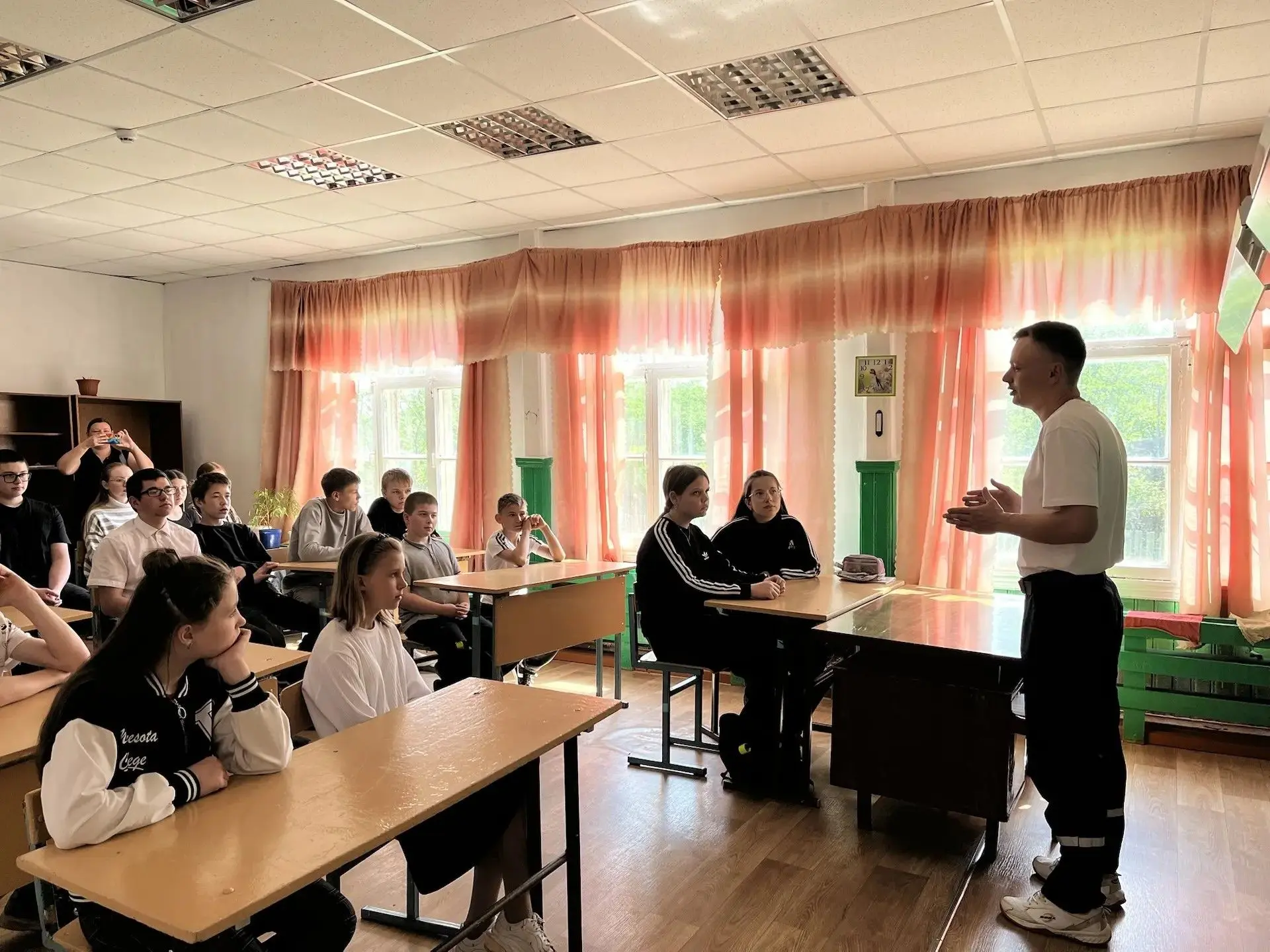 22 мая с профилактической беседой в нашу школу приезжали Ерехинская В.Н. - руководитель ПТГ и Грузде