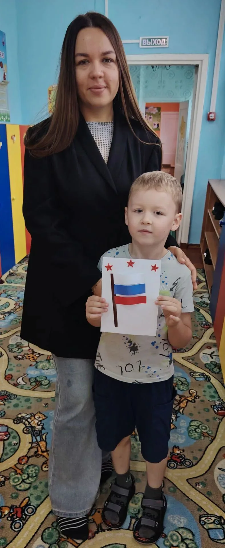 Воспитанники подготовительной группы "Пчёлка" приняли участие в акции "Три цвета Родины...