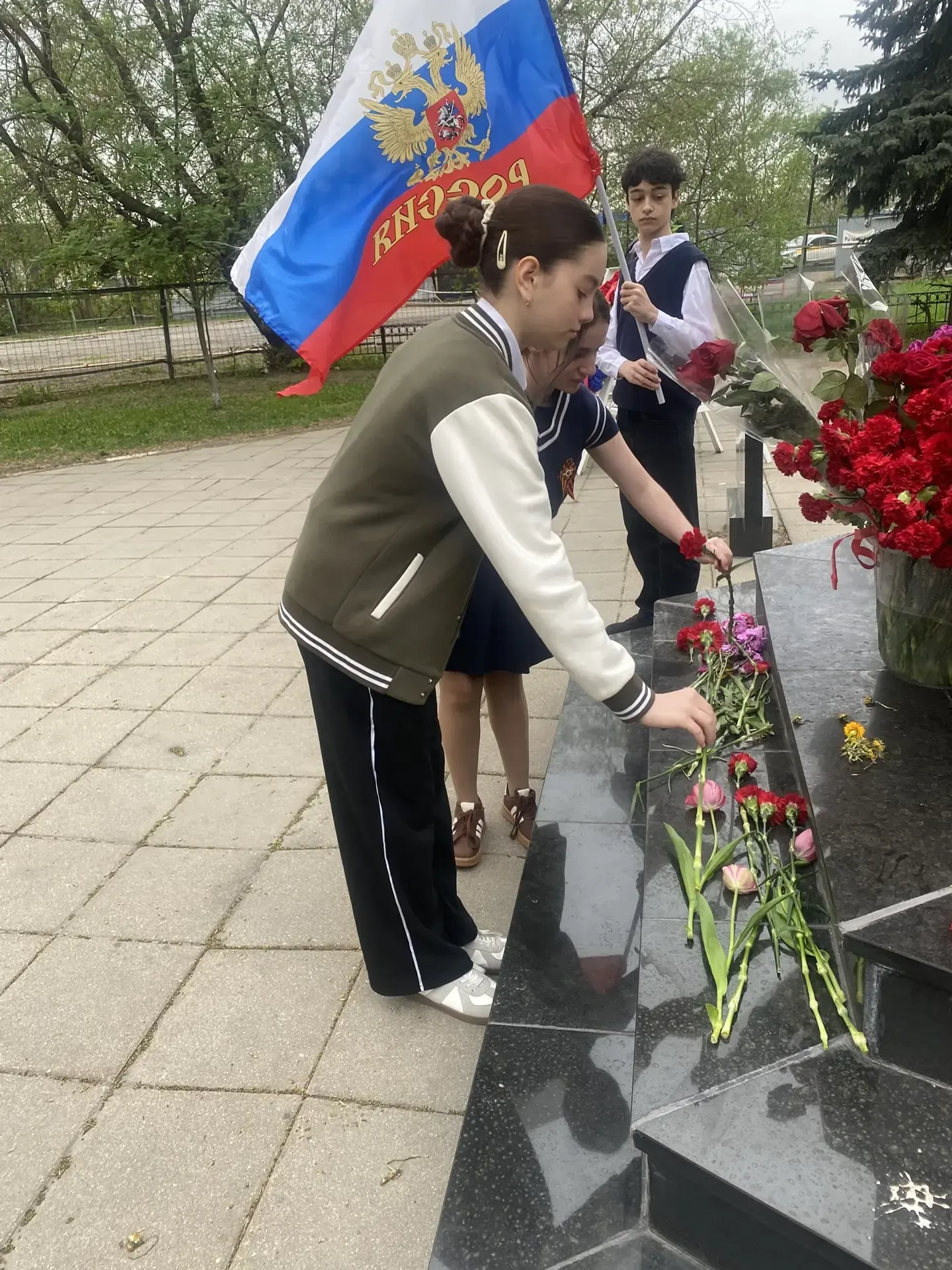 Сегодня, 8 мая 2026 года, класс 8В1 участвовал в патриотической акции «Вахта Памяти». Это часть боль