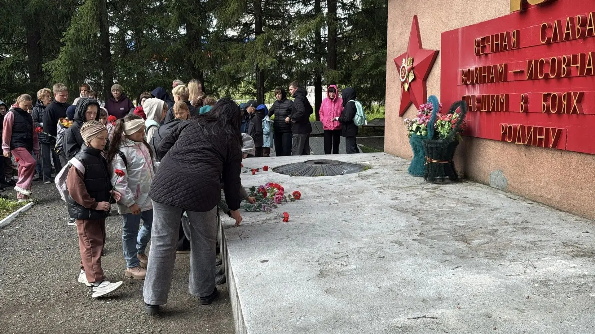 Продолжаем наше путешествие и отправляемся к мемориалу воинам - исовчанам, павшим в год...