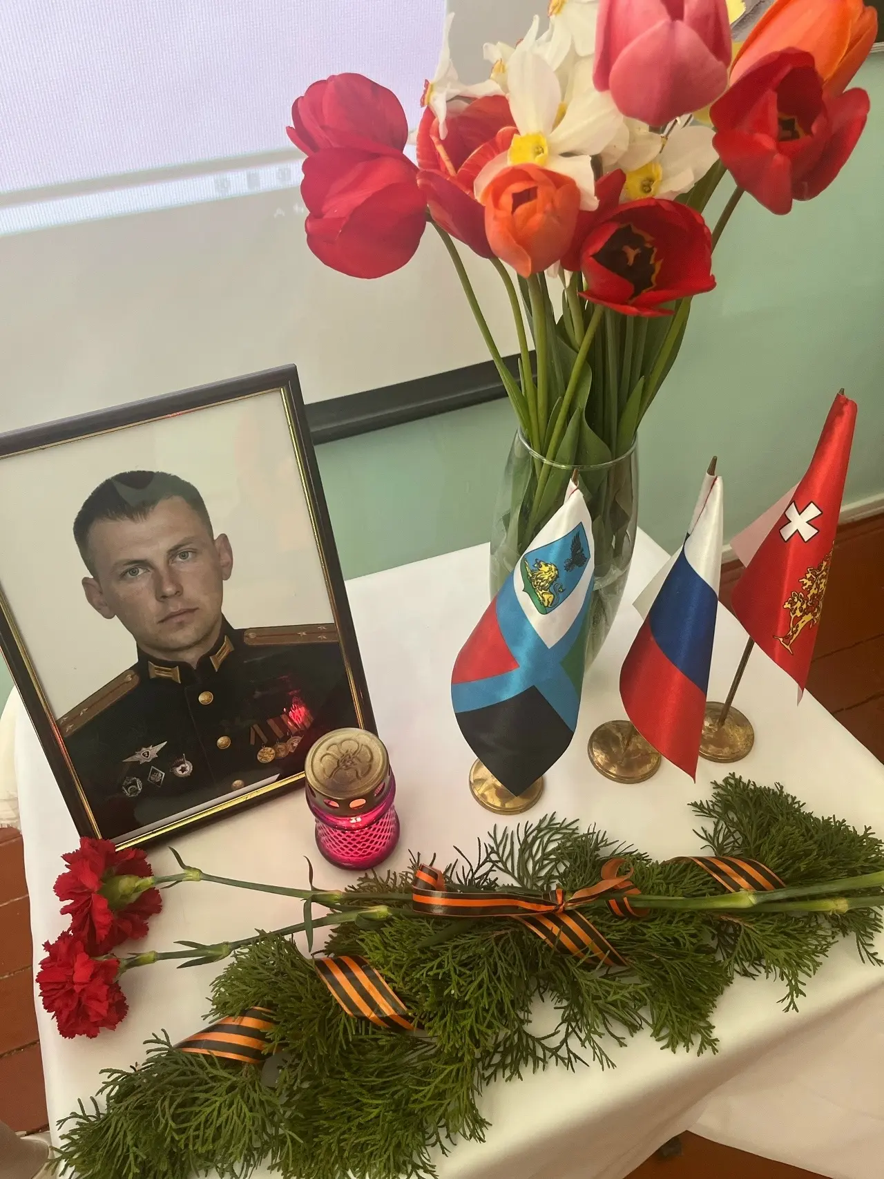 🎗Парта Героя🎗  🏵Сегодня в нашей школе произошло по-настоящему трогательное и важное событие — мы отк