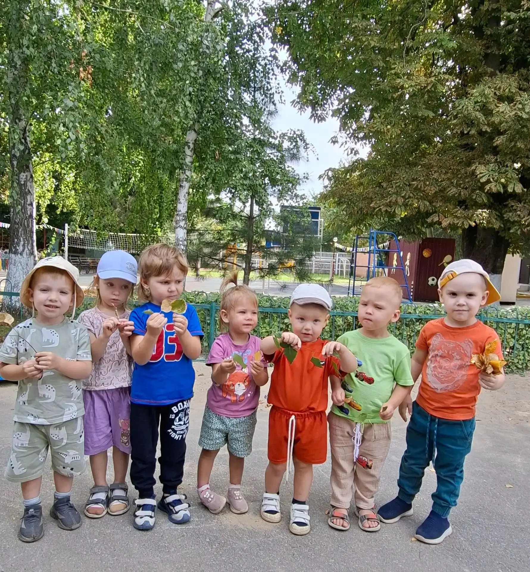 Сегодня у наших малышей был настоящий праздник прощания с летом! ☀️ Мы гуляли, собирали...