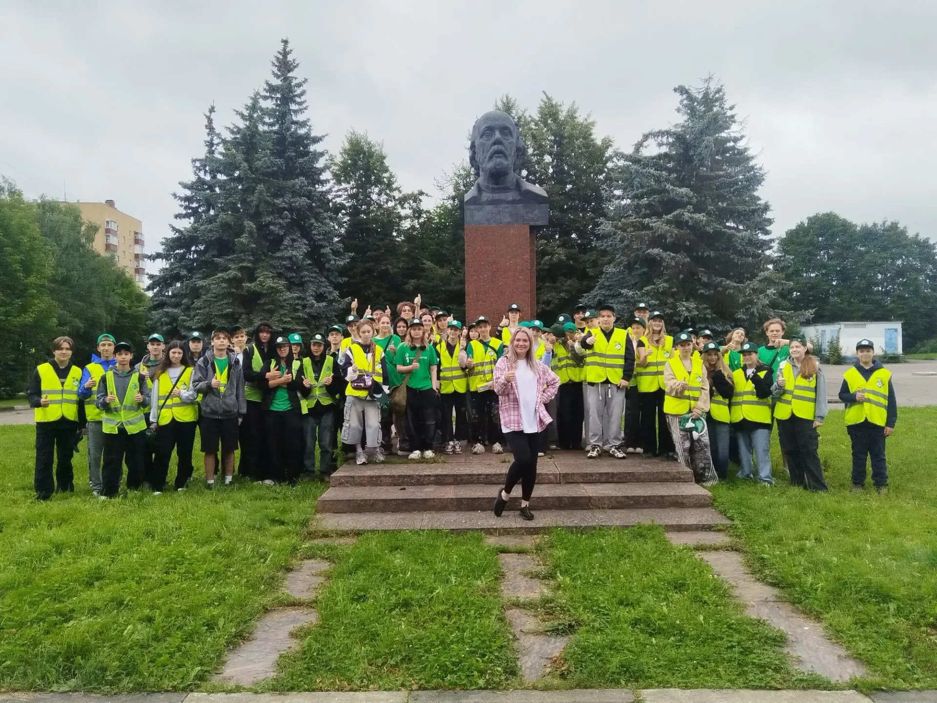 Квартира, машина, поездка в Китай: на что копят заработанные за лето деньги подростки и...