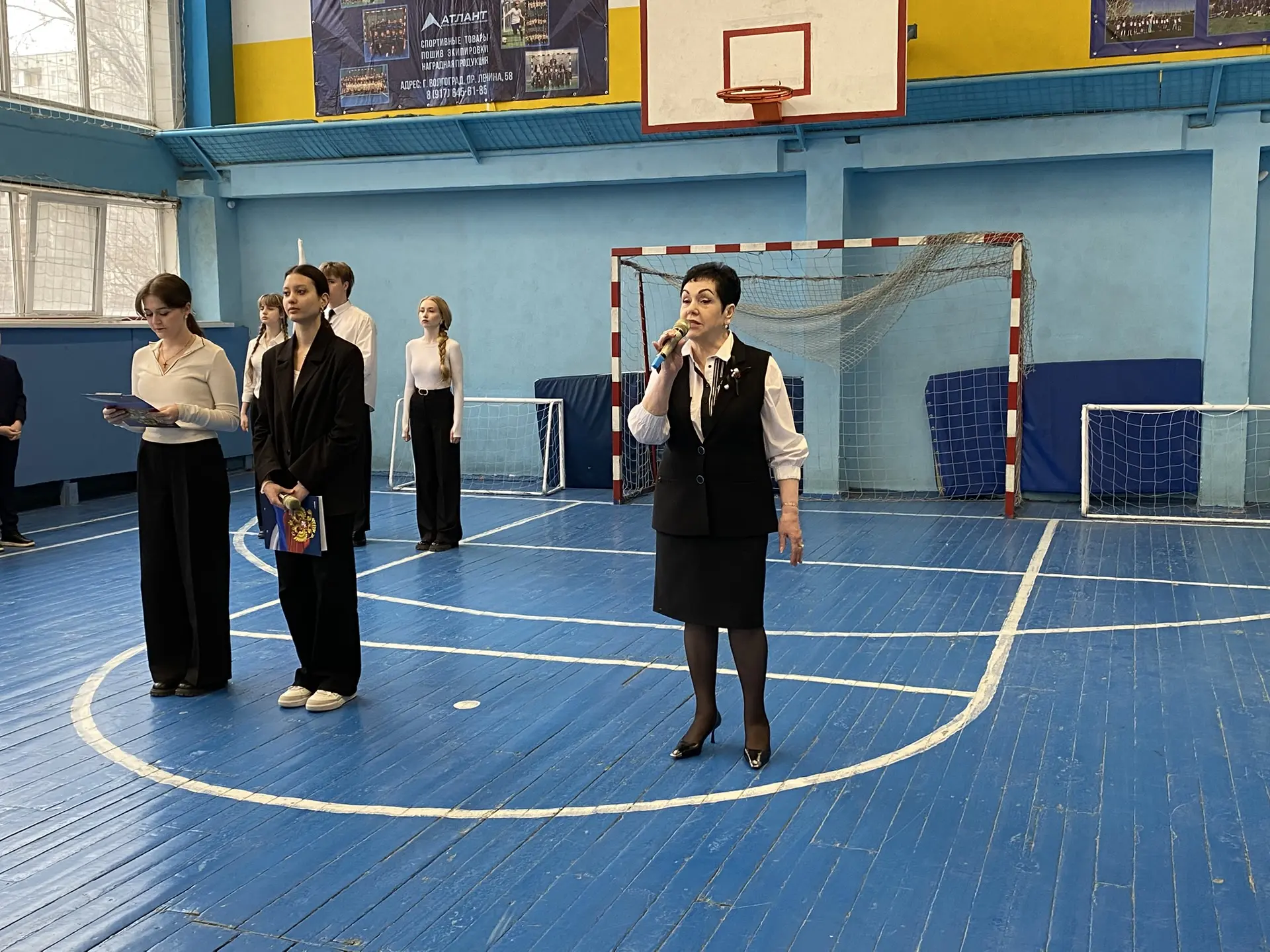 🇷🇺Традиционно утро понедельника в нашей школе началось с поднятия государственного флага Российской 