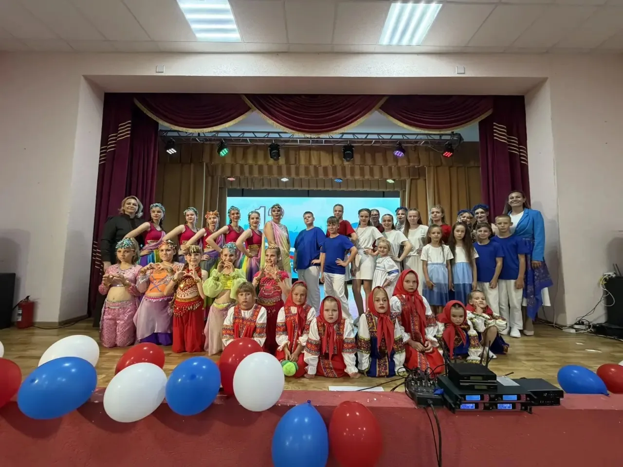 🎉🇷🇺 Сегодня в нашем доме культуры прошла праздничная концертная программа «С любовью и верой в Ро