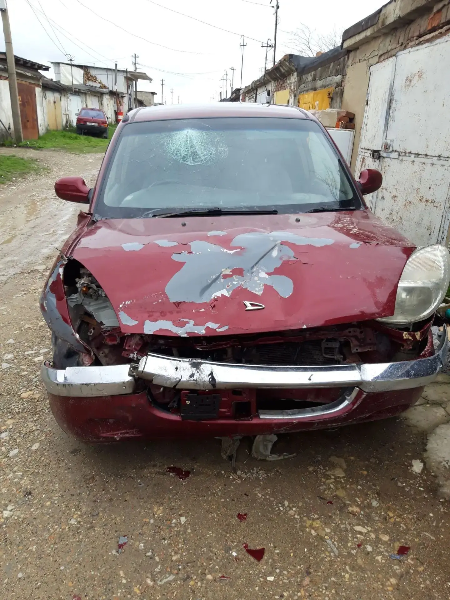 Продаю, битая. По документам чистая. Daihatsu duet 2000г.