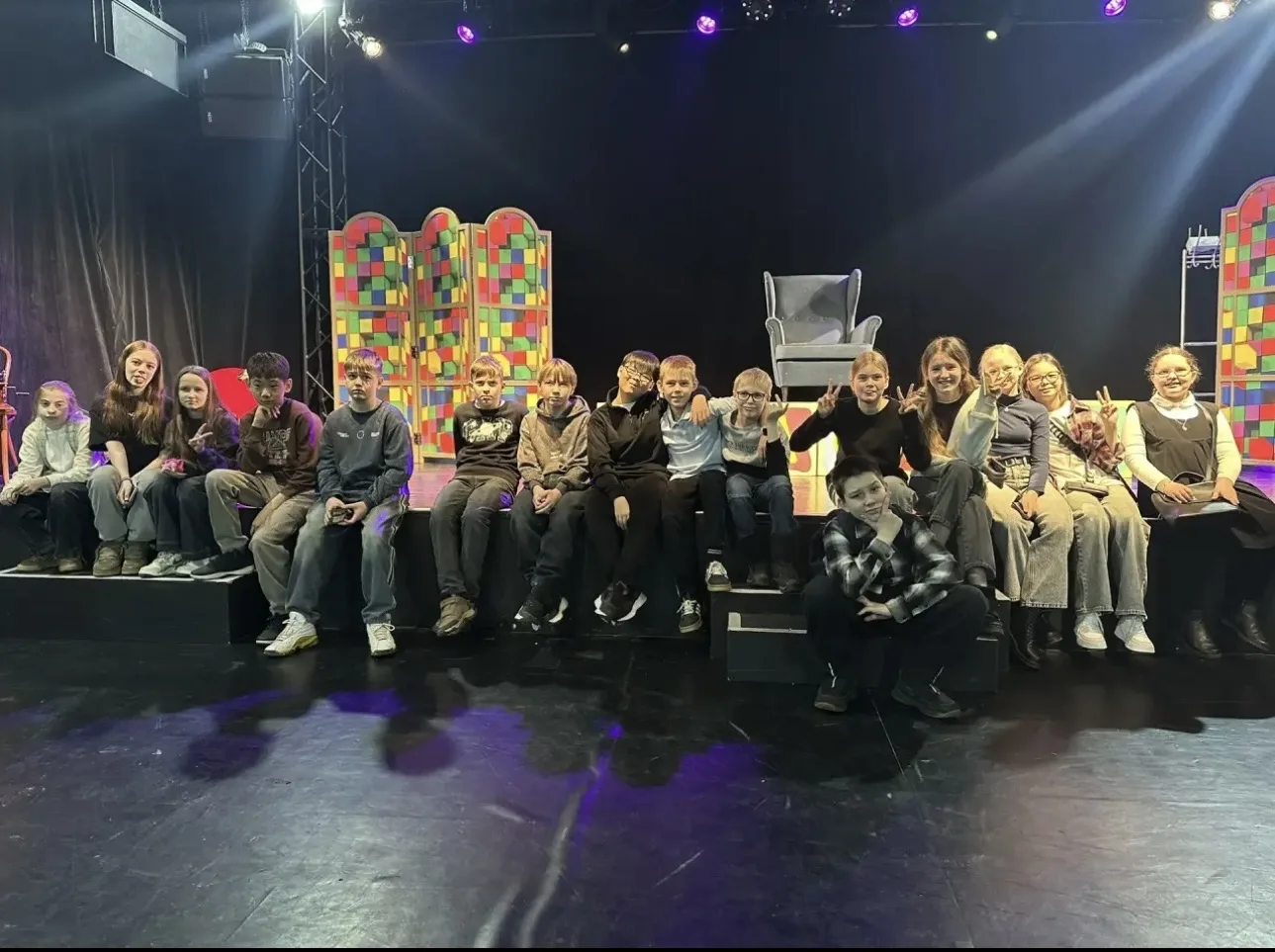 🎭Во время каникул ученики 5 «В» класса посетили увлекательный спектакль «Басни Крылова» — и остались