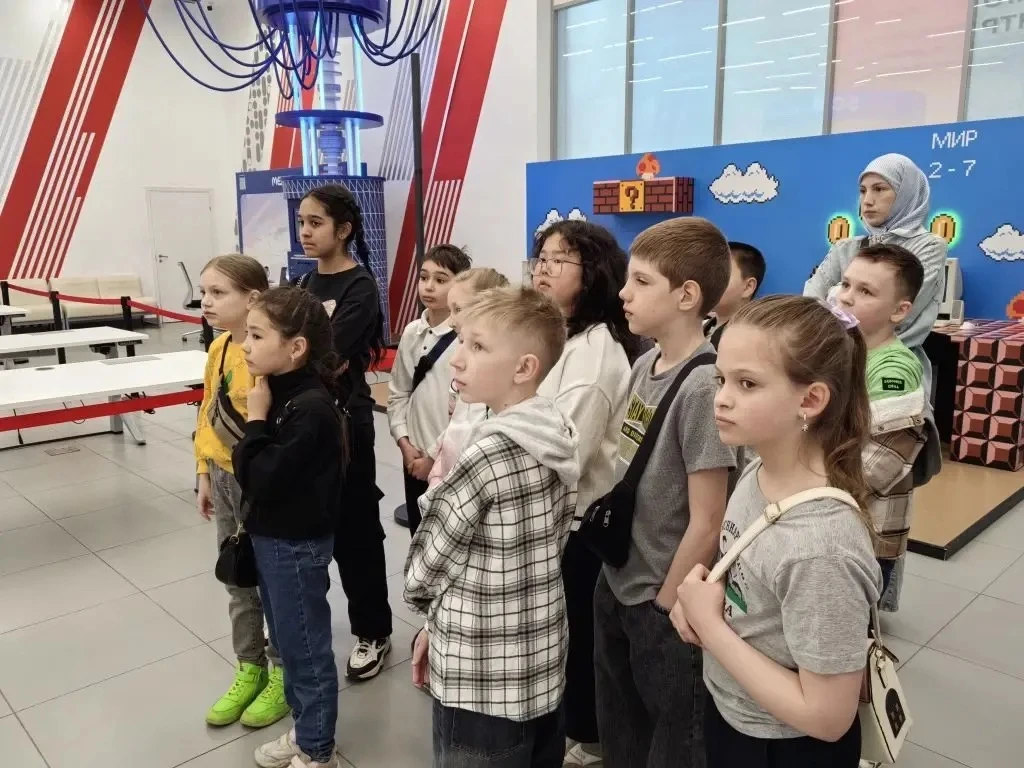 Не урок, а приключение! Как 3 «Д» покорил «Умный город»🚀  Вчера наш 3«Д» совершил прыжок в будущее! 