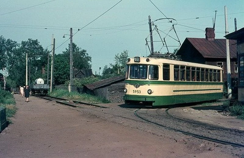 🚋 Деревня на краю шоссе. Парголово, 1970 год

Трамвай ЛМ‑57 на 20‑м маршруте выглядит тут как прише