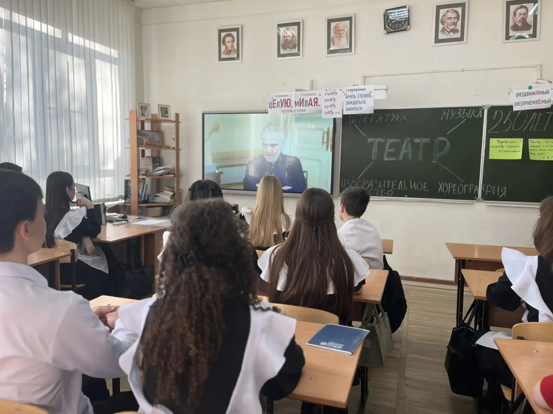 Разговоры о важном 🇷🇺  Новая учебная неделя, по традиции, в нашей школе началась с линейки, посвящен