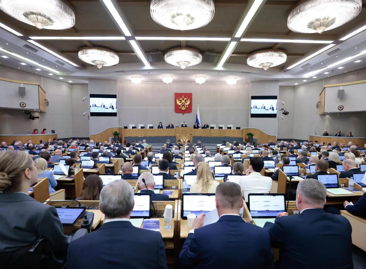 Сегодня состоялось первое заседание Государственной Думы девятого созыва. Рассмотрели к...