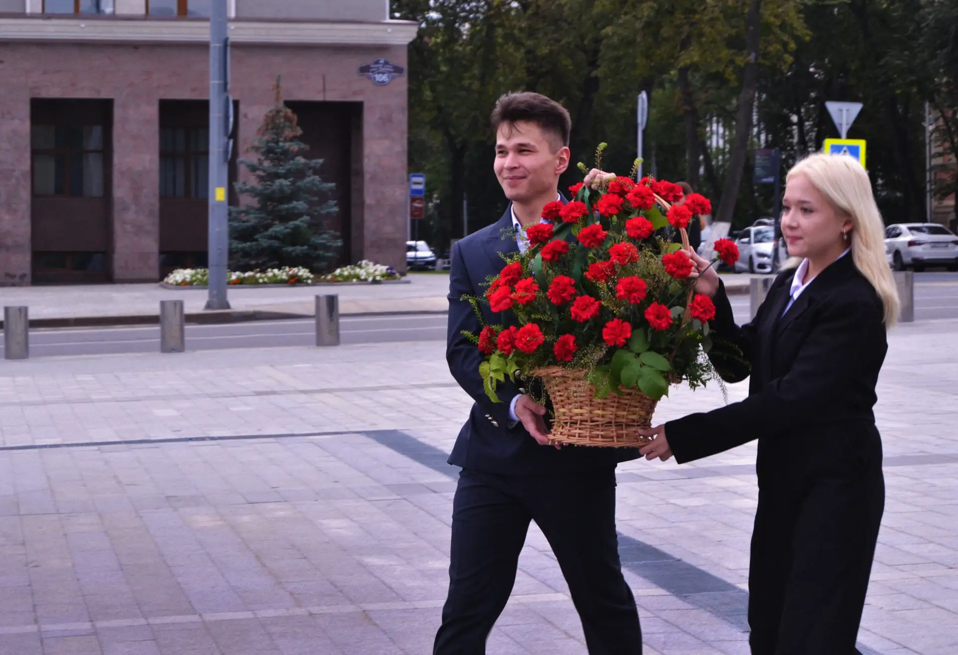🎓 День знаний: от подвига к искусству. Студенты УГИИ почтили память героев республики
