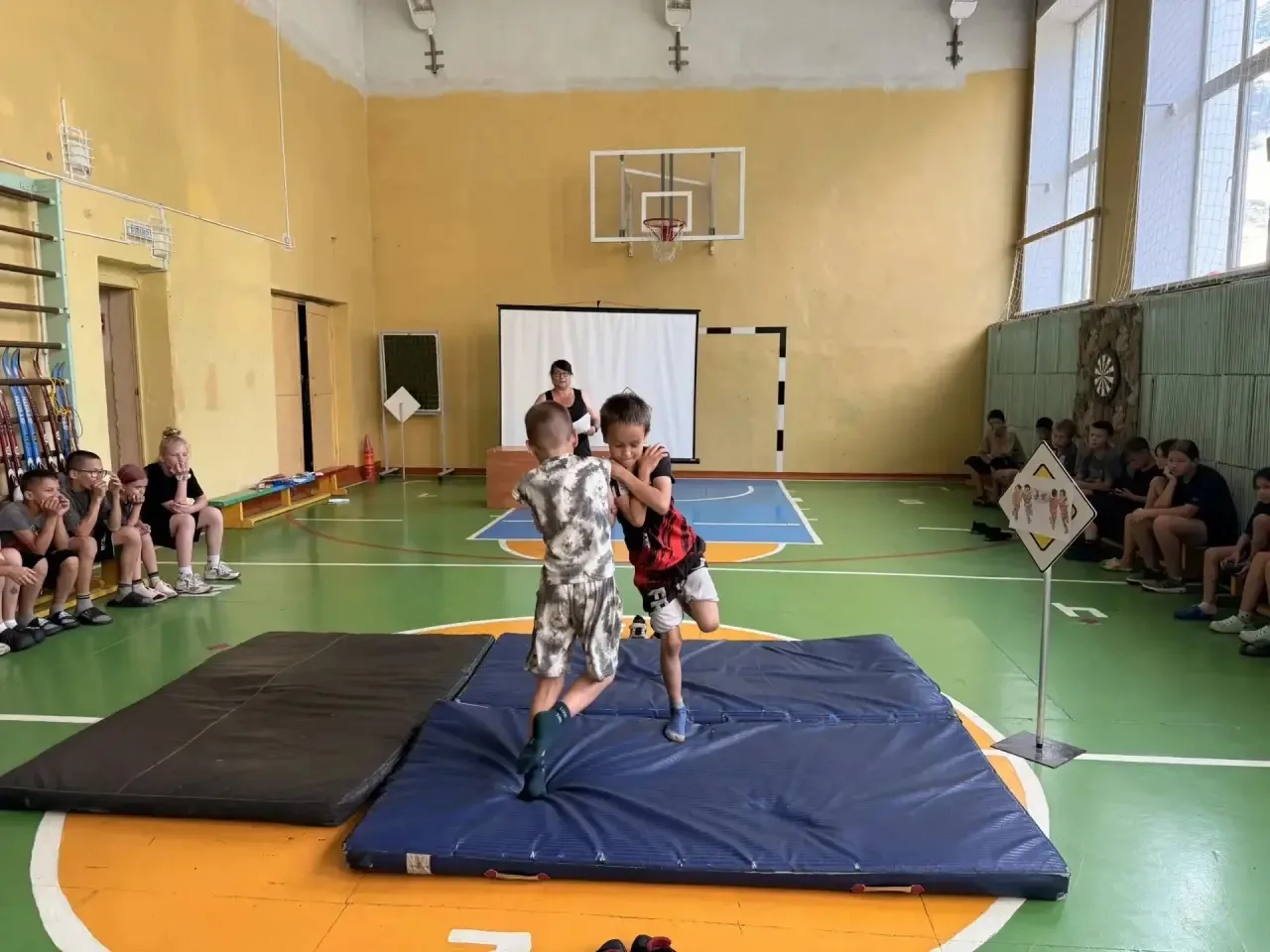 День народных игр: от «Ручейка» до эвенкийских состязаний! 🏃‍♂️💨

Сегодня в нашем лагере по-настоя