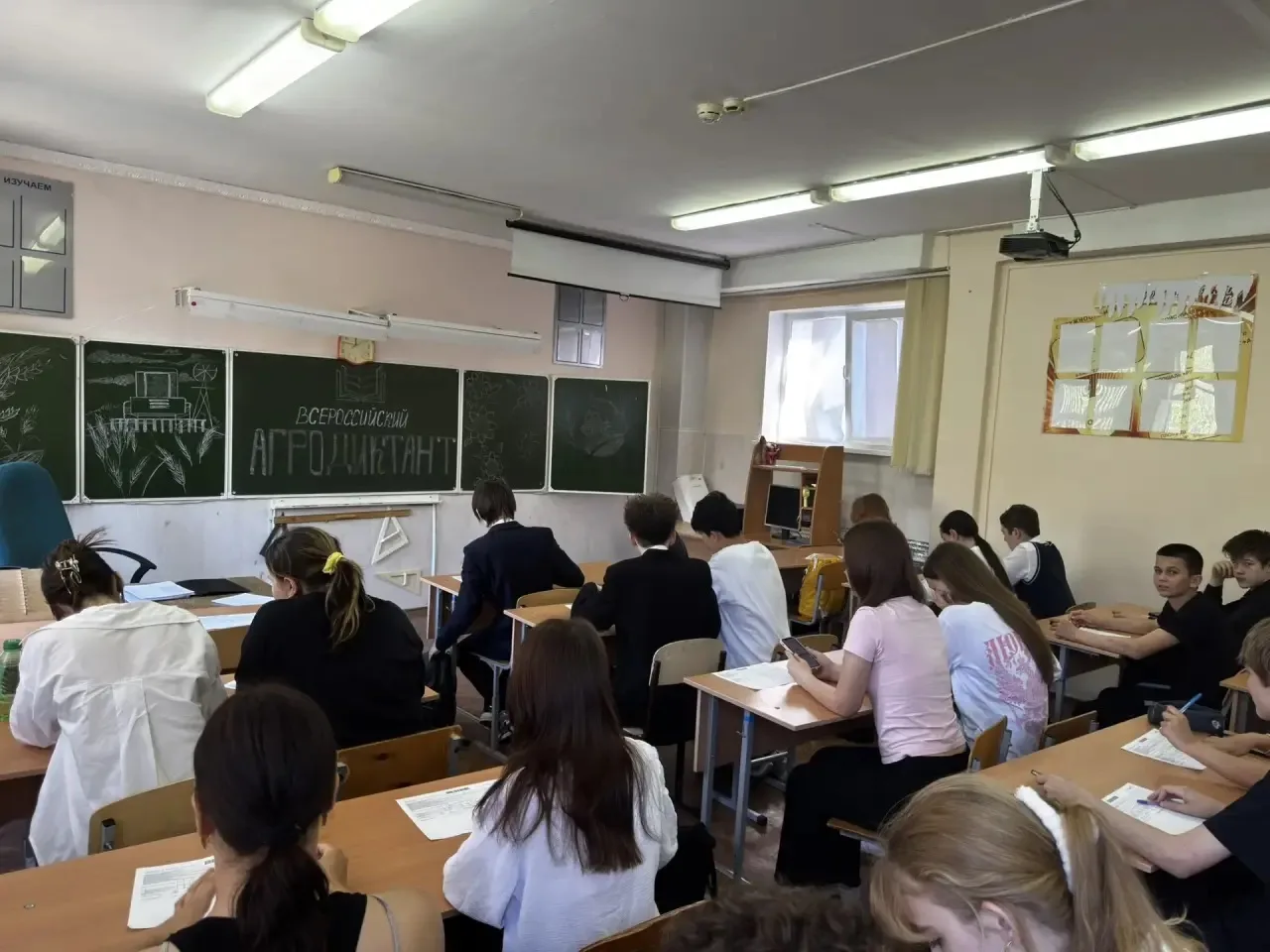 С большой гордостью и радостью делимся с вами замечательной новостью!  Наши восьмиклассники вместе с
