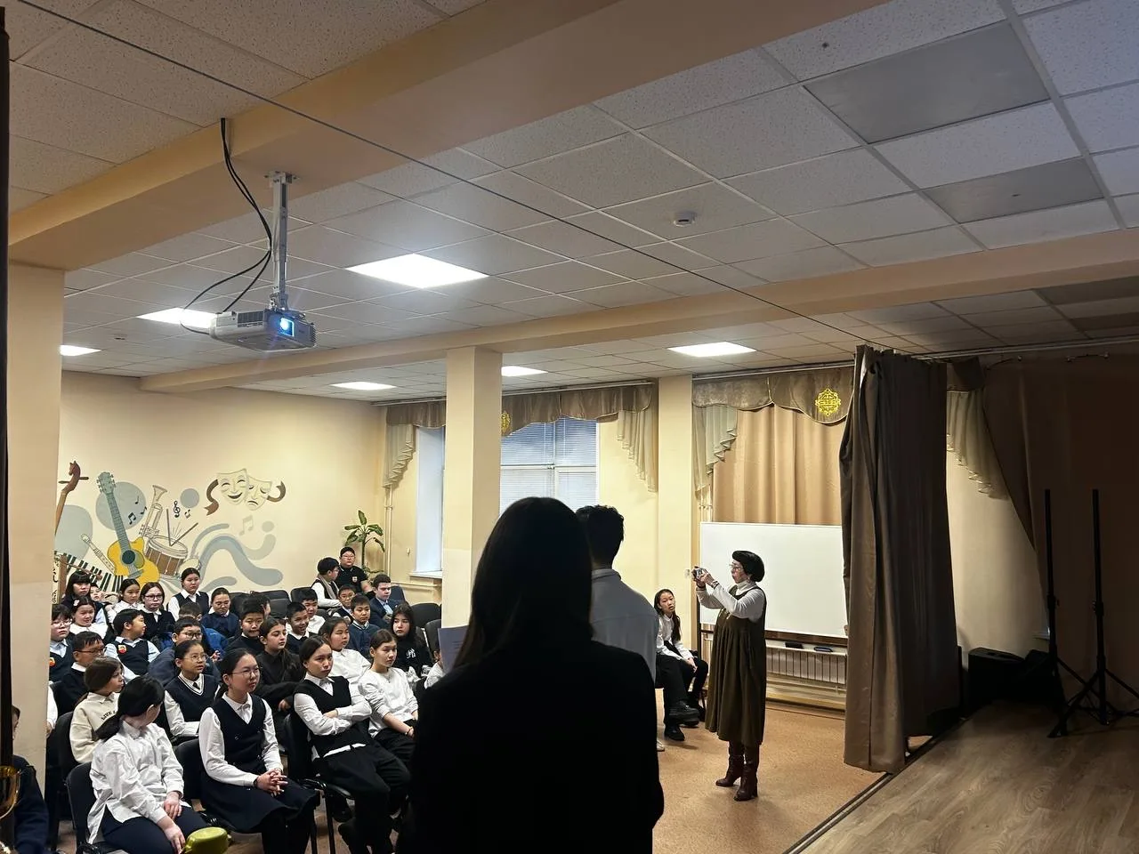 На прошлой неделе члены совета гимназического управления Лю Валерия и Базарсадаев Жамсаран провели и