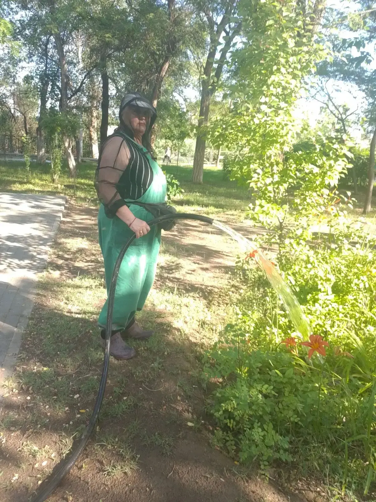 💧🌿 Ручной механизированный полив в парках — залог здоровья зеленых насаждений! 🌿💧