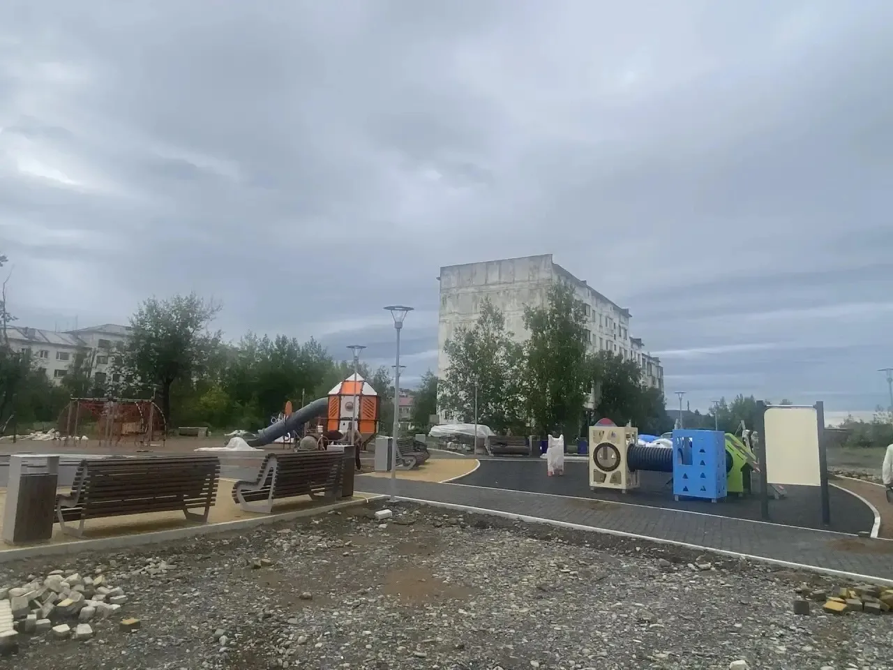 Близится к завершению благоустройство общественной территории в поселке Сеймчан.
