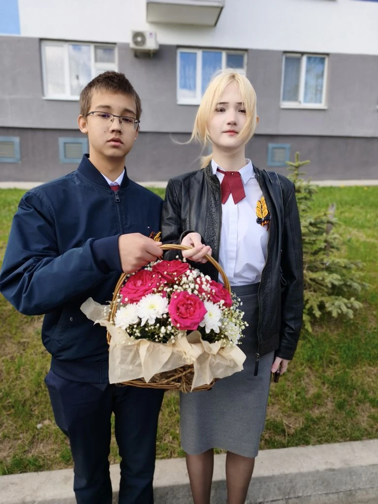 Сегодня 9 мая 2026 года ученики 9О класса Гончаренко Вероника и Сергеев Александр возлагают цветы у 