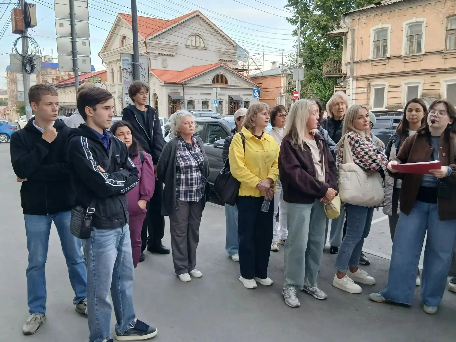 Ученики 10 А класса присоединились к экскурсии по улице Вольской, которую организовывал...