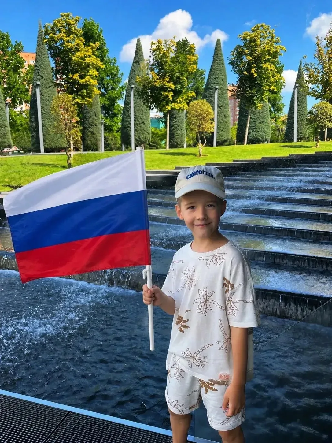 Лев К. участвует в акции "Флаг моей Родины" 🇷🇺