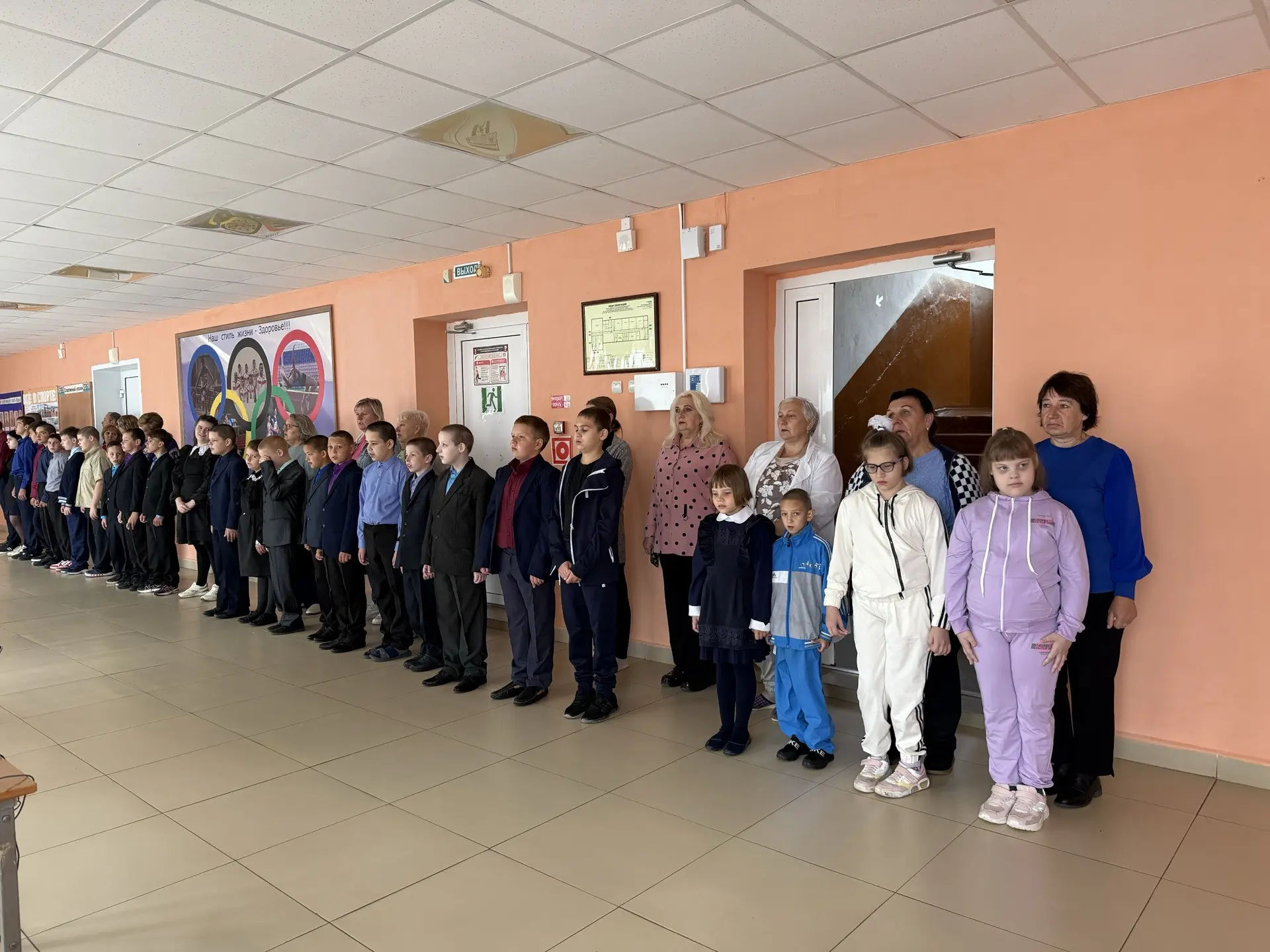 Сегодня, 7 сентября, в нашей школе прошла первая торжественная линейка выноса флага РФ ...