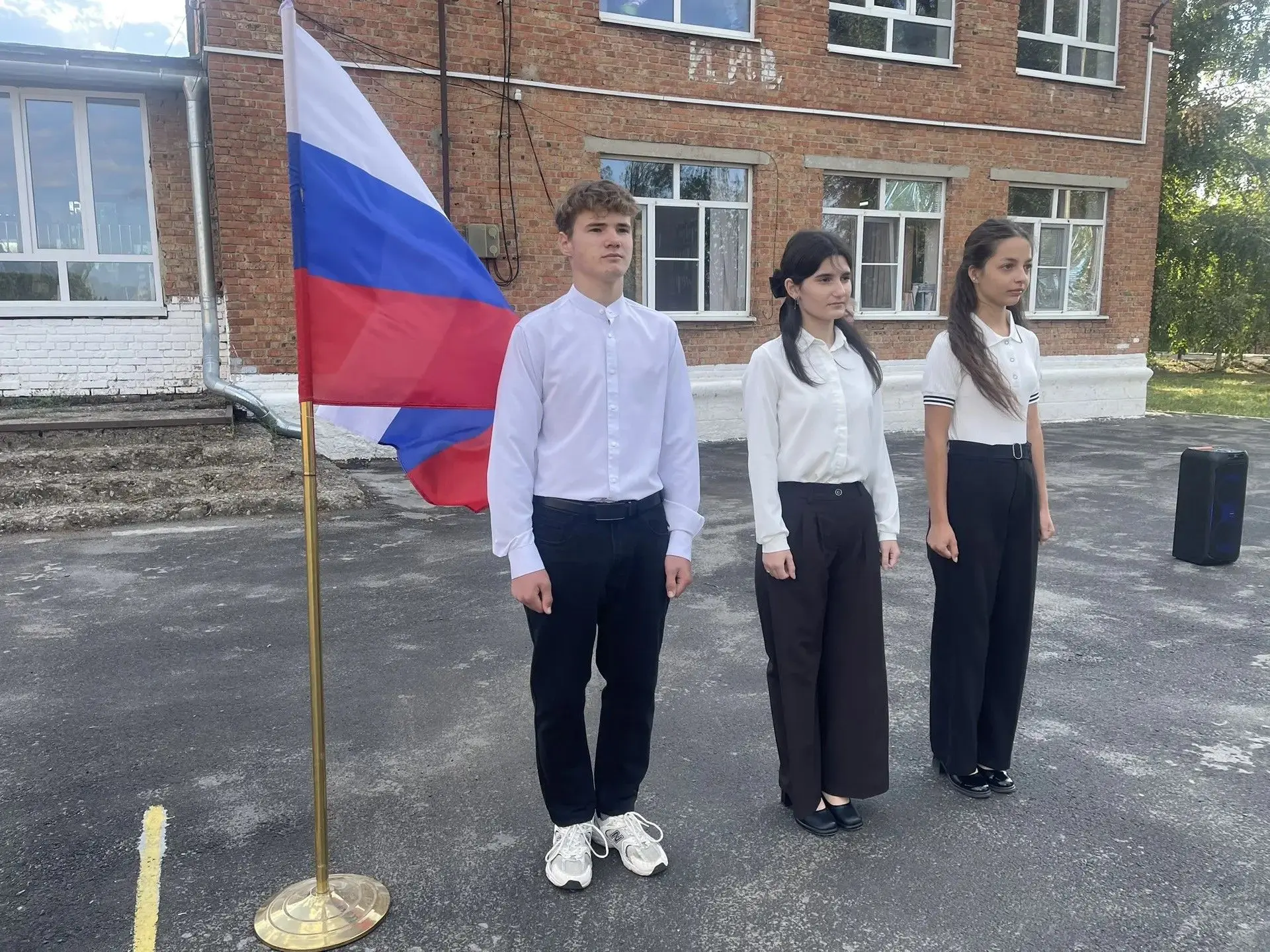 Сегодня в нашей школе прошла торжественная линейка с выносом флага Российской Федерации...
